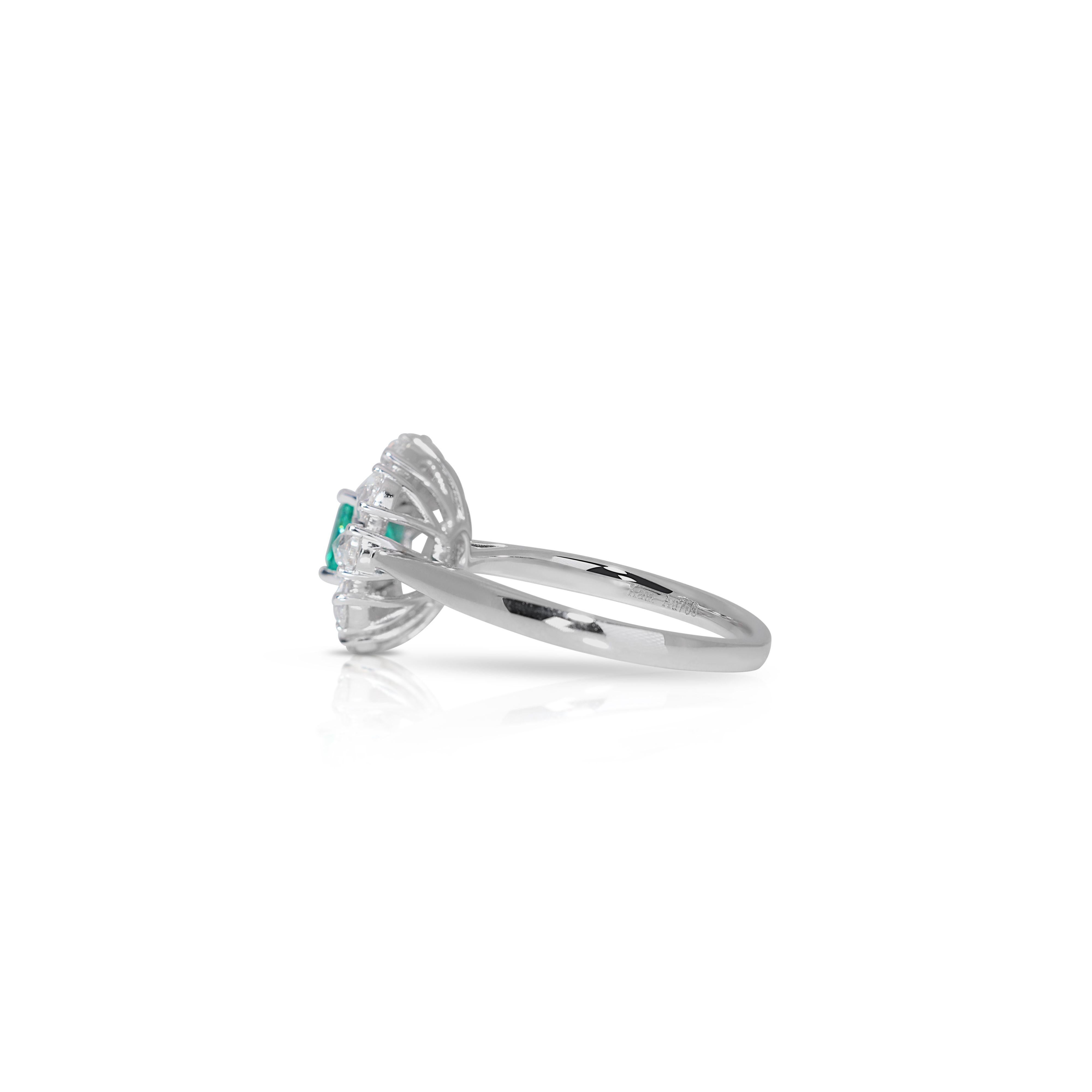 Magnificent 18K White Gold Emerald Flower Ring In New Condition For Sale In רמת גן, IL