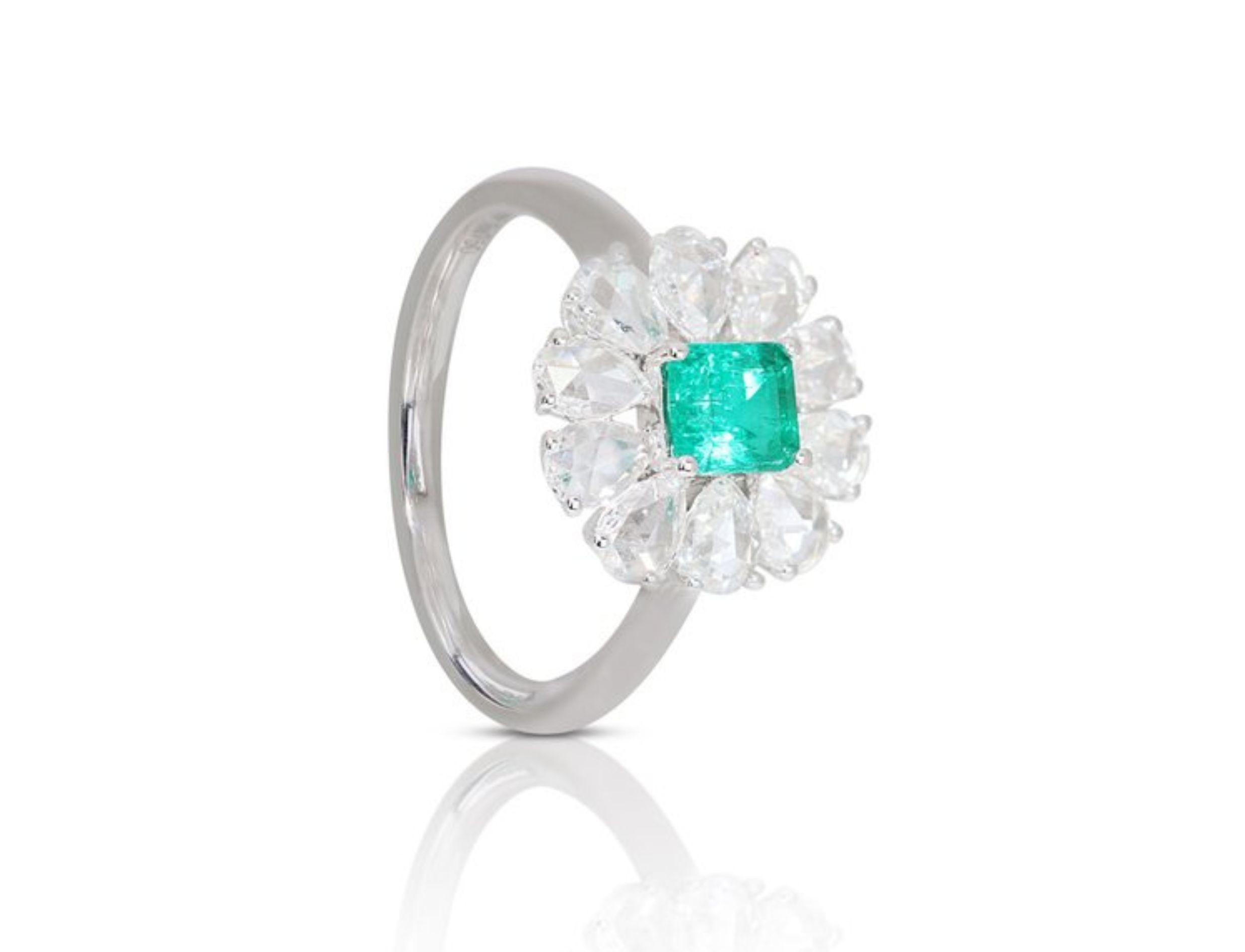 Magnificent 18K White Gold Emerald Flower Ring In New Condition For Sale In רמת גן, IL