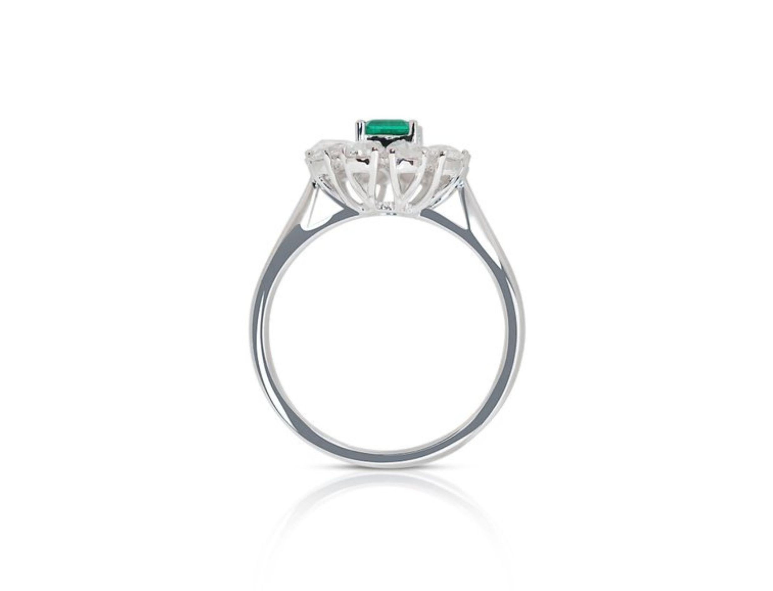 Women's Magnificent 18K White Gold Emerald Flower Ring For Sale