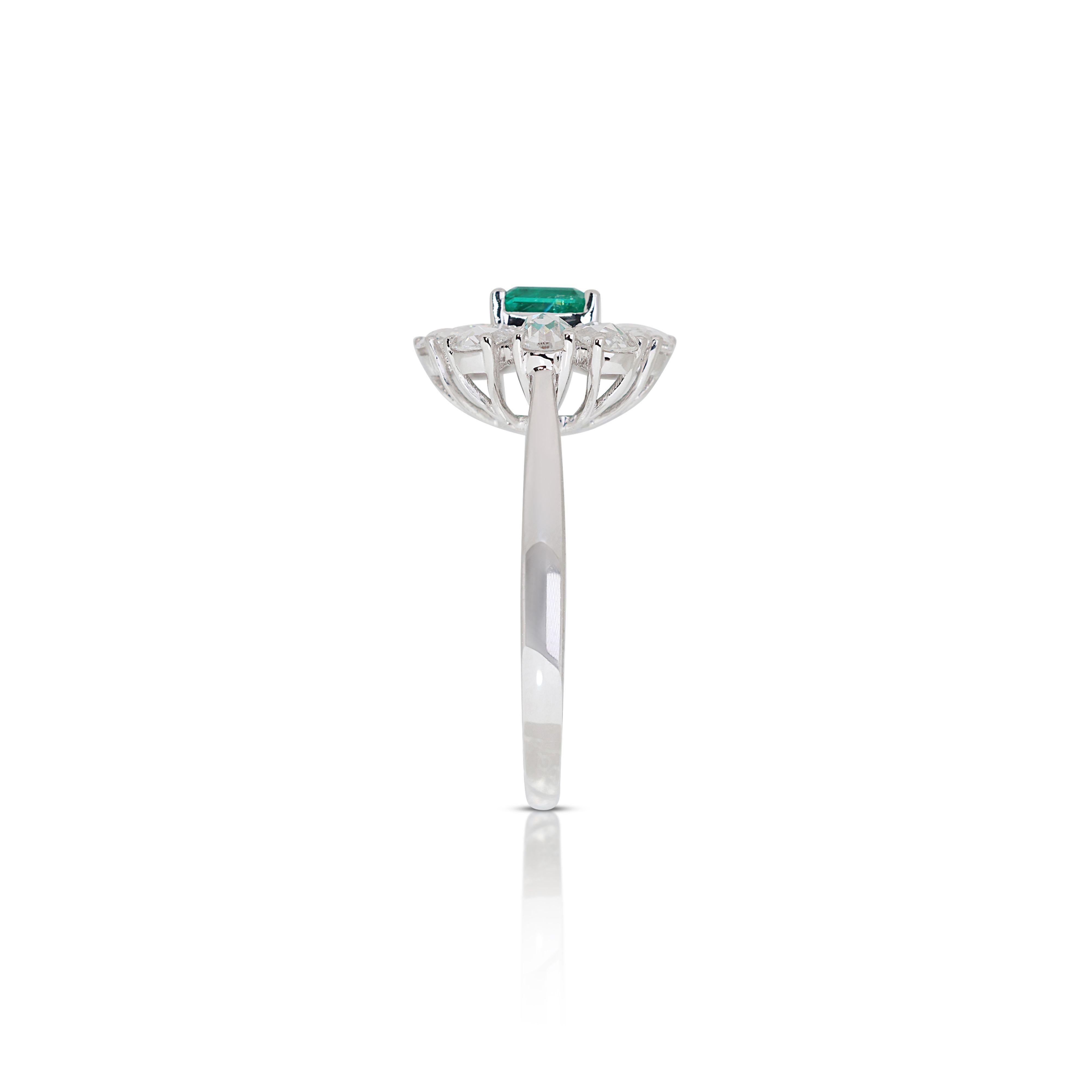 Magnificent 18K White Gold Emerald Flower Ring For Sale 1