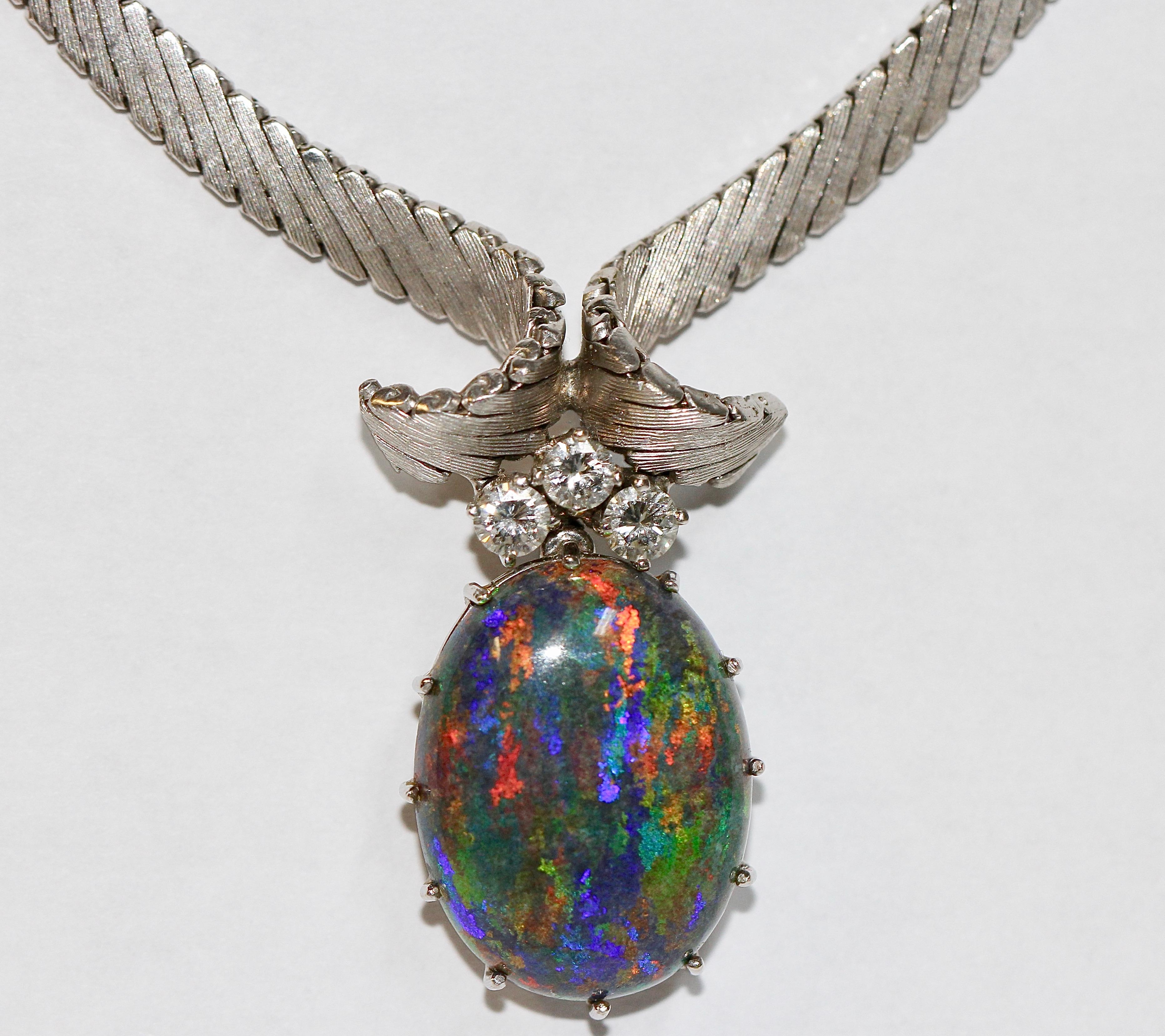 Magnificent 18k white gold necklace with Australian opal and diamonds.

This extraordinary necklace captivates with a large, oval and natural, Australian opal.

This natural full opal has strong, intense colors and a strong play of colors.

The size