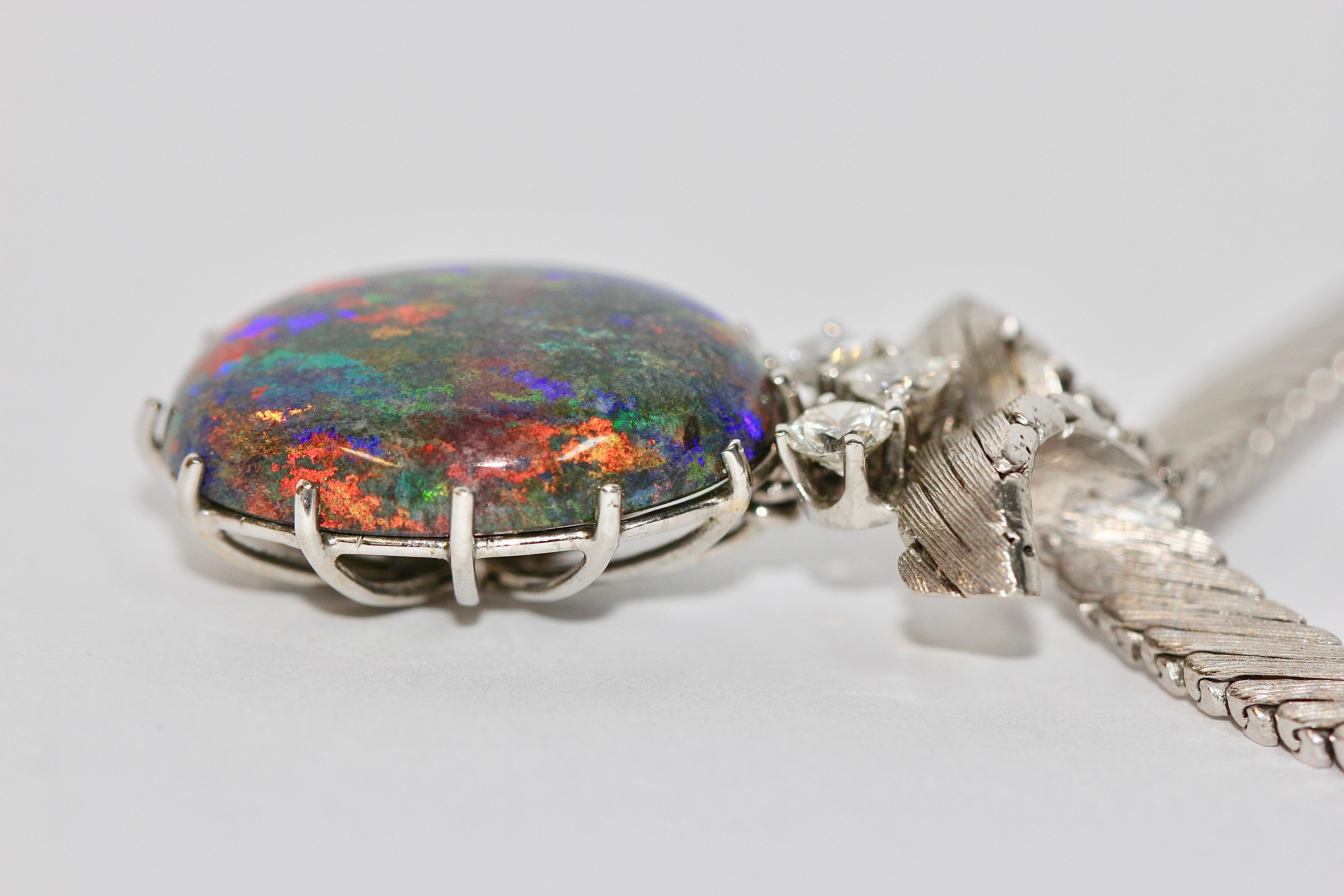 Magnificent 18 Karat White Gold Necklace with Australian Opal and Diamonds In Excellent Condition For Sale In Berlin, DE