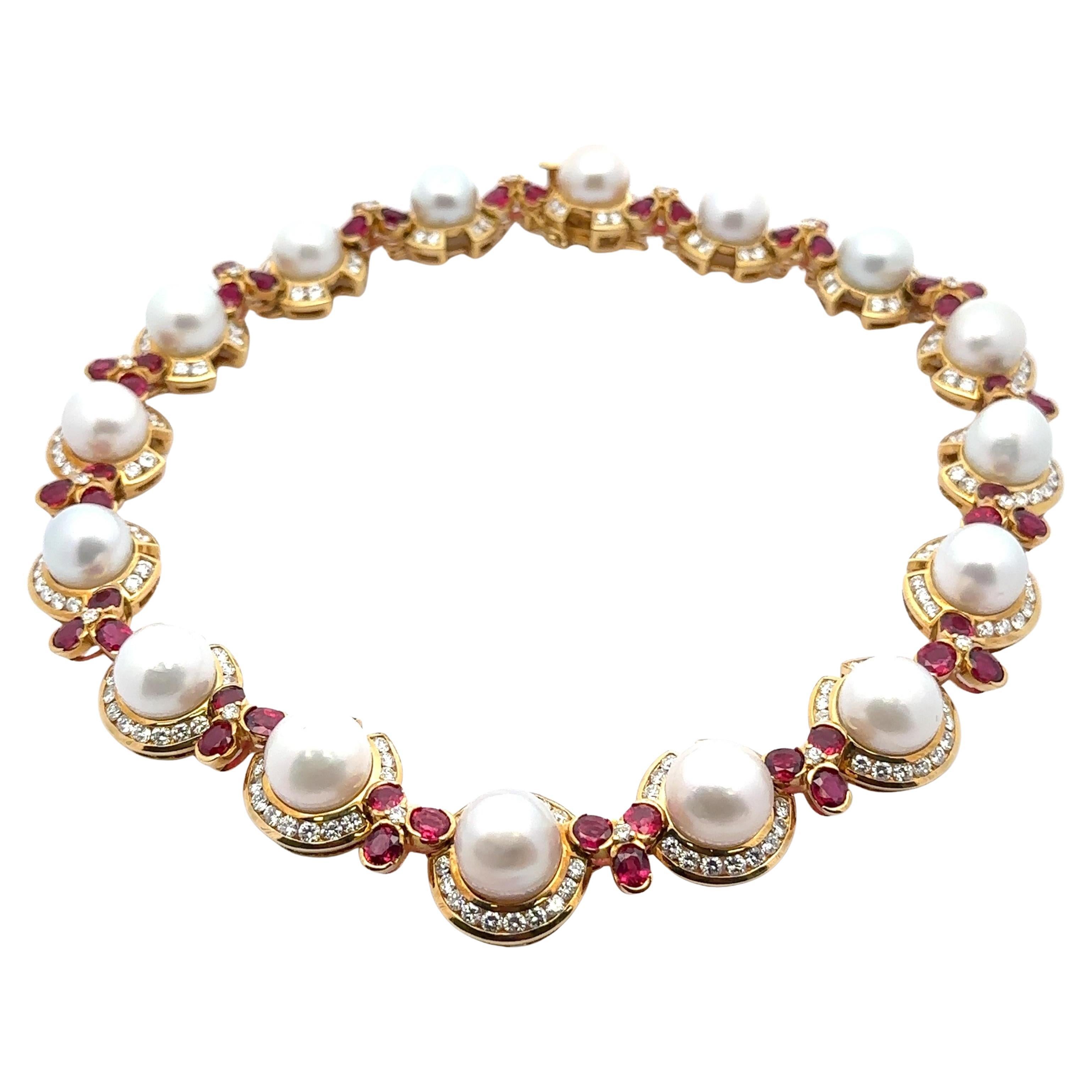 MAGNIFICO Collana in oro giallo 18k GIA con perle da 12,5 mm, rubini e diamanti da 42,5 ct.