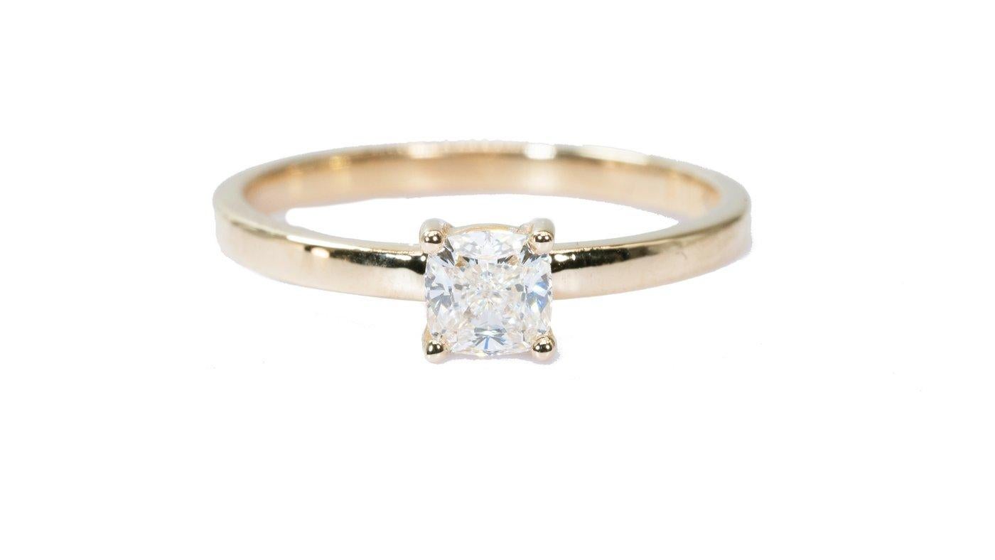 Une bague solitaire simple mais magnifique avec un éblouissant diamant naturel coussin de 1 carat en IVVS1. Le bijou est en or jaune 18 carats avec un polissage de haute qualité. La pierre principale est gravée d'une inscription au laser et est