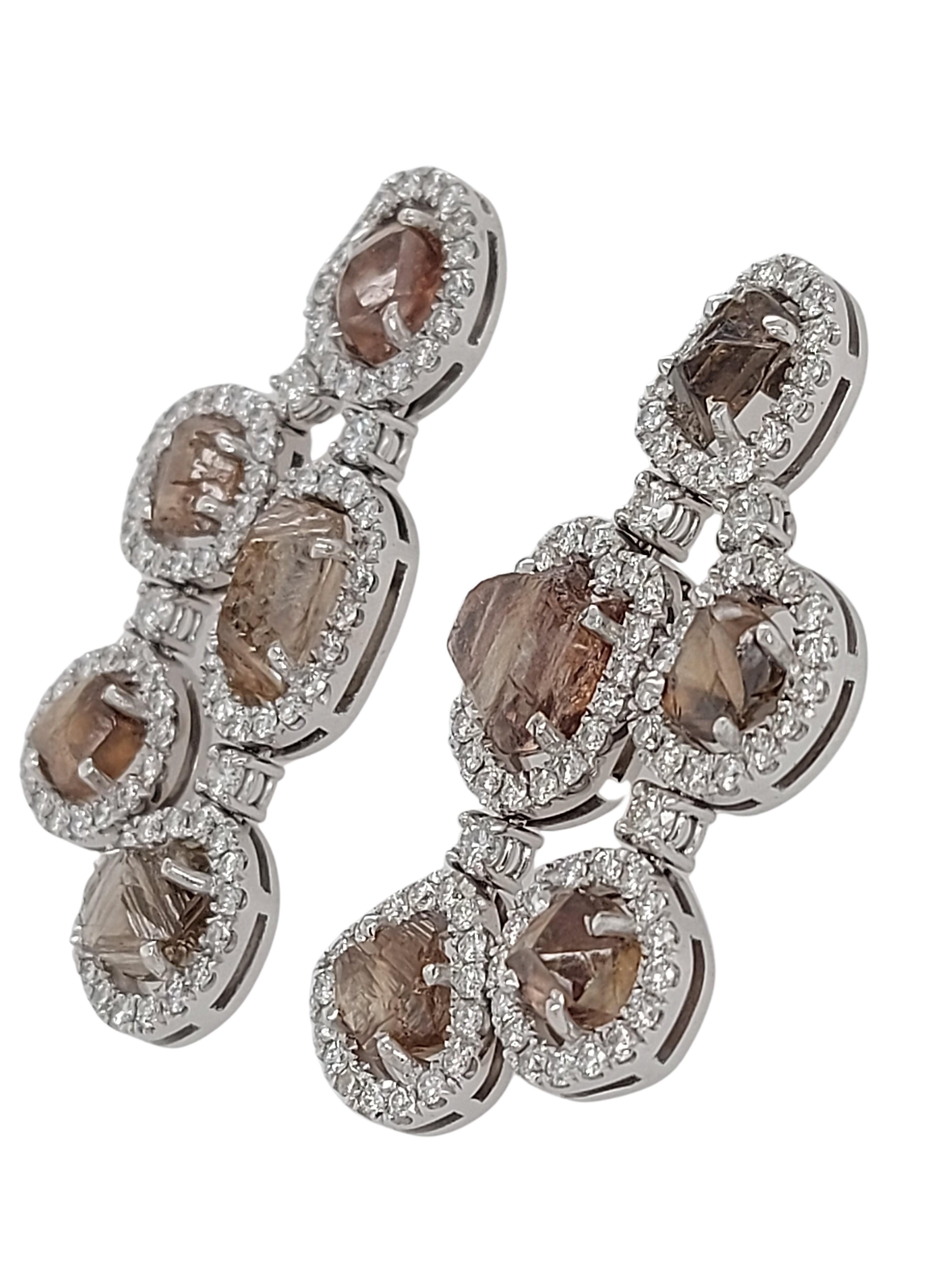 Taille grossière Magnifiques boucles d'oreilles chandelier en or 18 carats avec diamants bruts naturels de 13,22 carats en vente