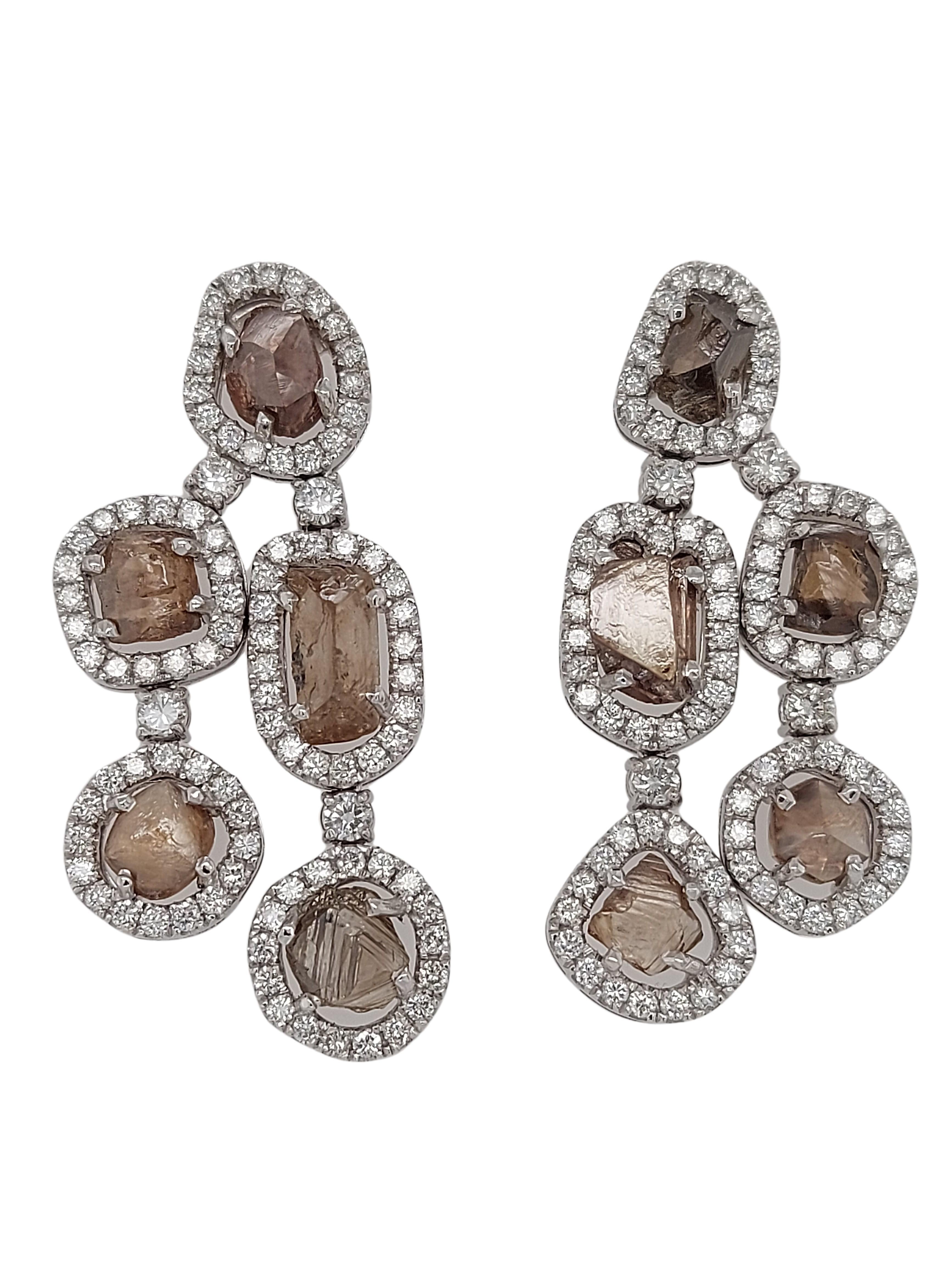 Magnificent 18kt Gold Chandelier Earrings with 13.22 Ct Natural Rough Diamonds In New Condition For Sale In Antwerp, BE