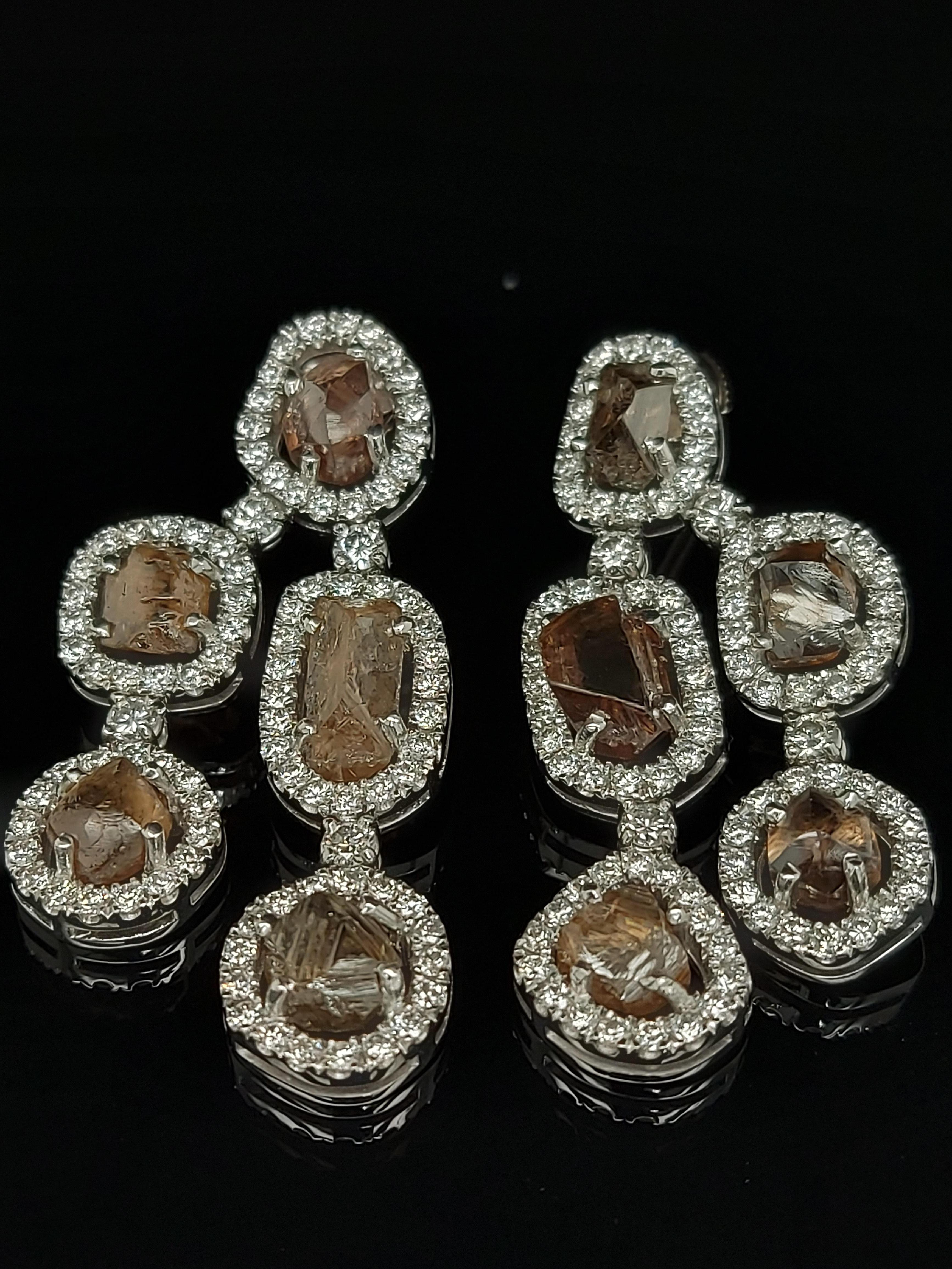 Magnifiques boucles d'oreilles chandelier en or 18 carats avec diamants bruts naturels de 13,22 carats en vente 2