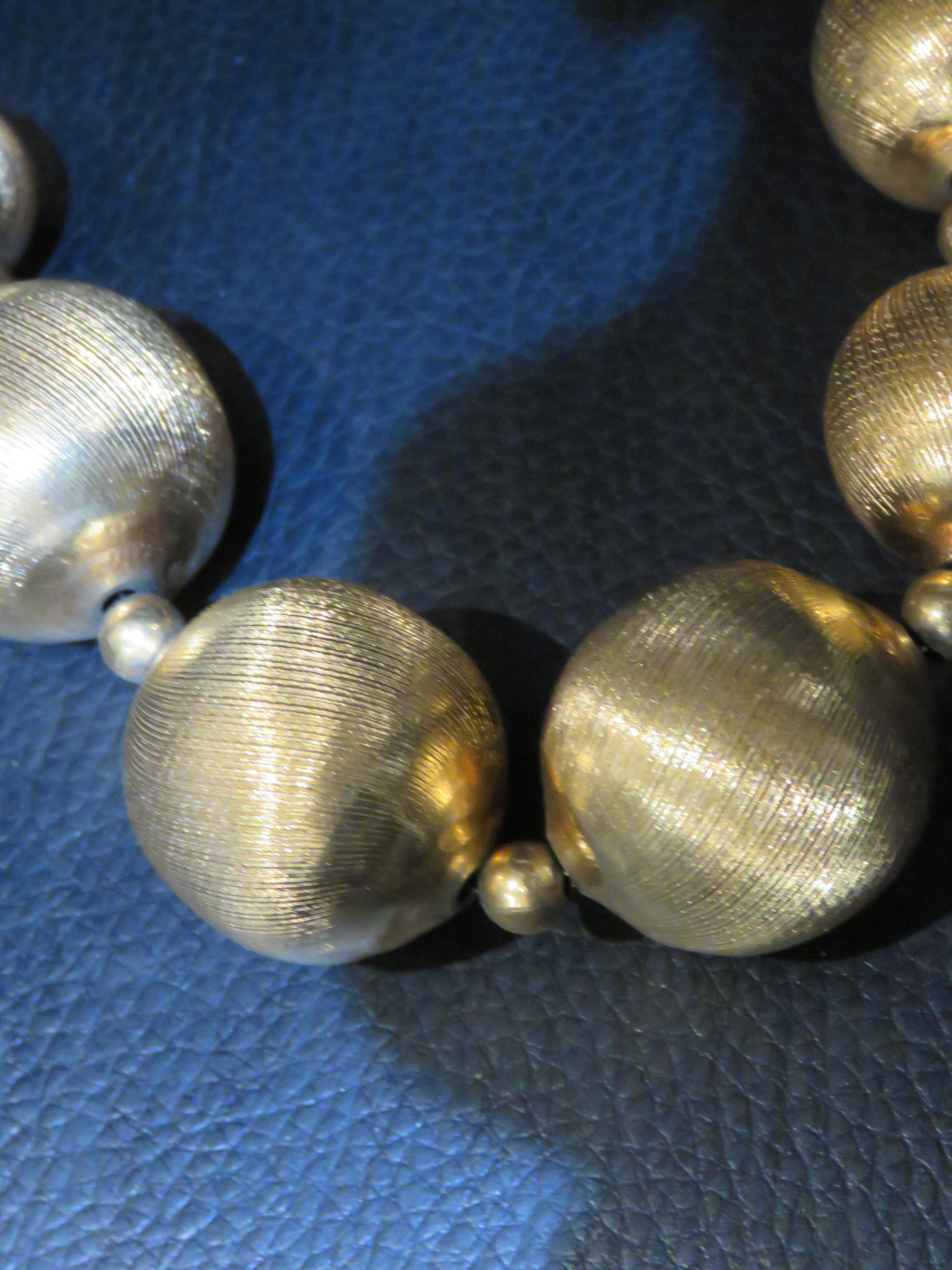 Magnífico Collar de Bola Dorada con Diseño de Tejido Graduado Superpuesto en Oro de 18 KT en Bueno estado para la venta en New York, NY