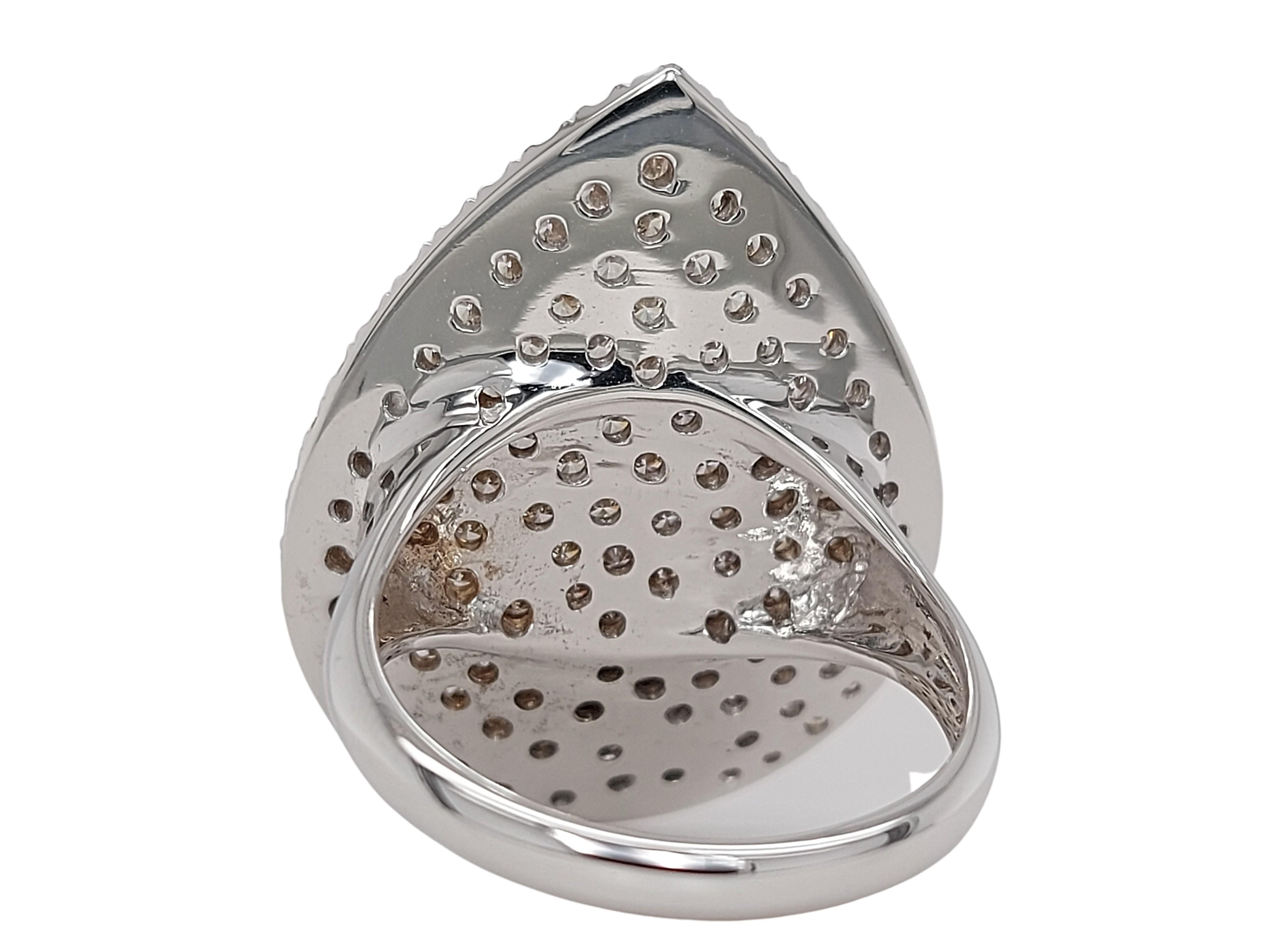 Artigiano Magnifico anello a forma di pera con diamante Pavé in oro 18 carati in vendita