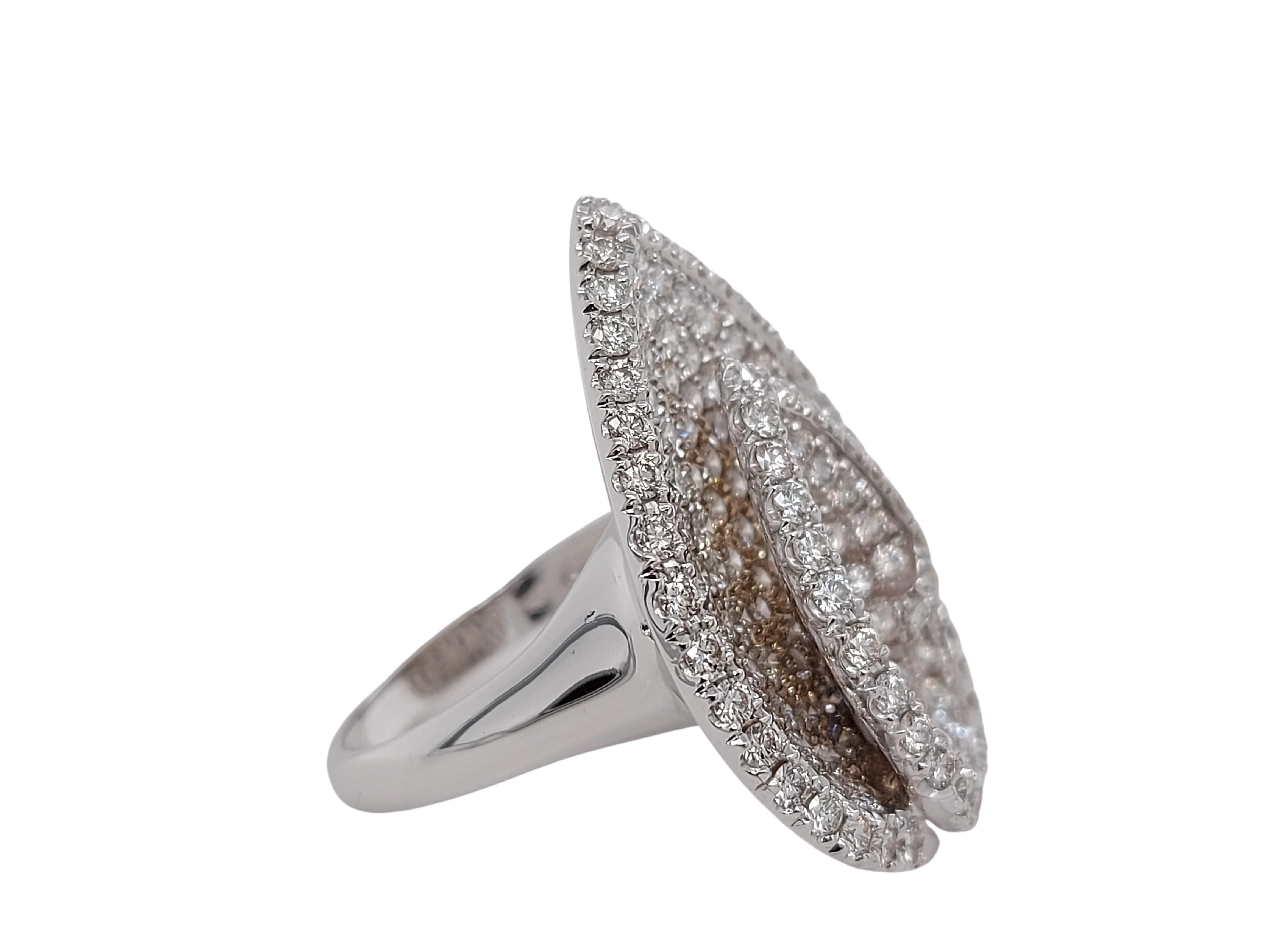 Magnificent 18kt Gold Pavé Diamond Pear Shape Ring In New Condition For Sale In Antwerp, BE