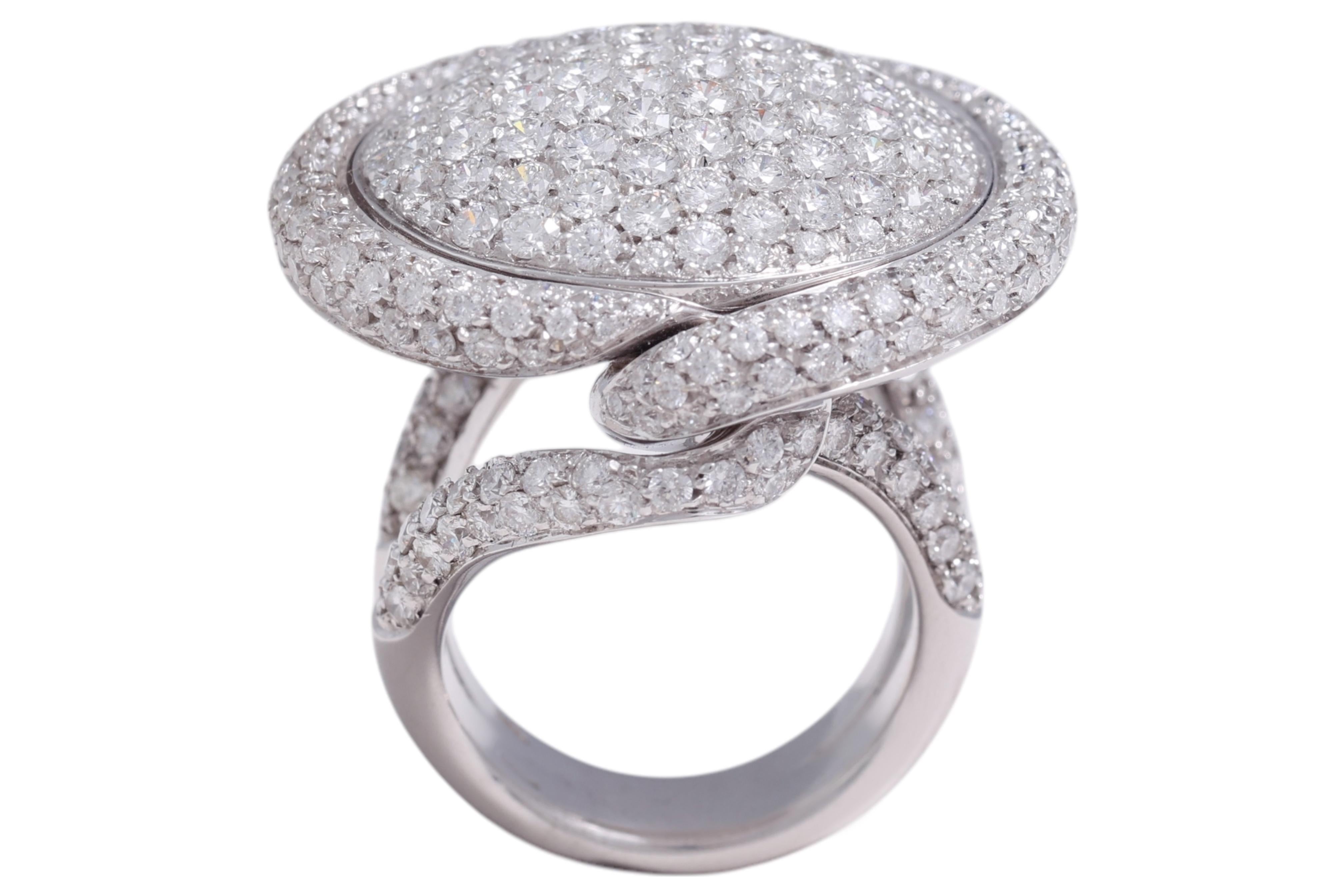 Women's or Men's Magnificent 18kt White Gold 6.65ct Brilliant Cut Diamond Ring For Sale