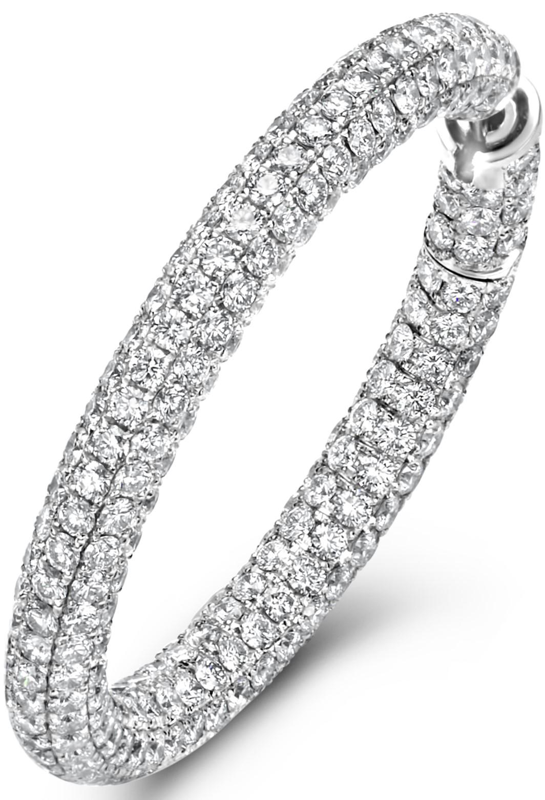 Magnificent 18 Karat White Gold Hoop Earrings with 22.6 Carat Diamonds In New Condition For Sale In Antwerp, BE