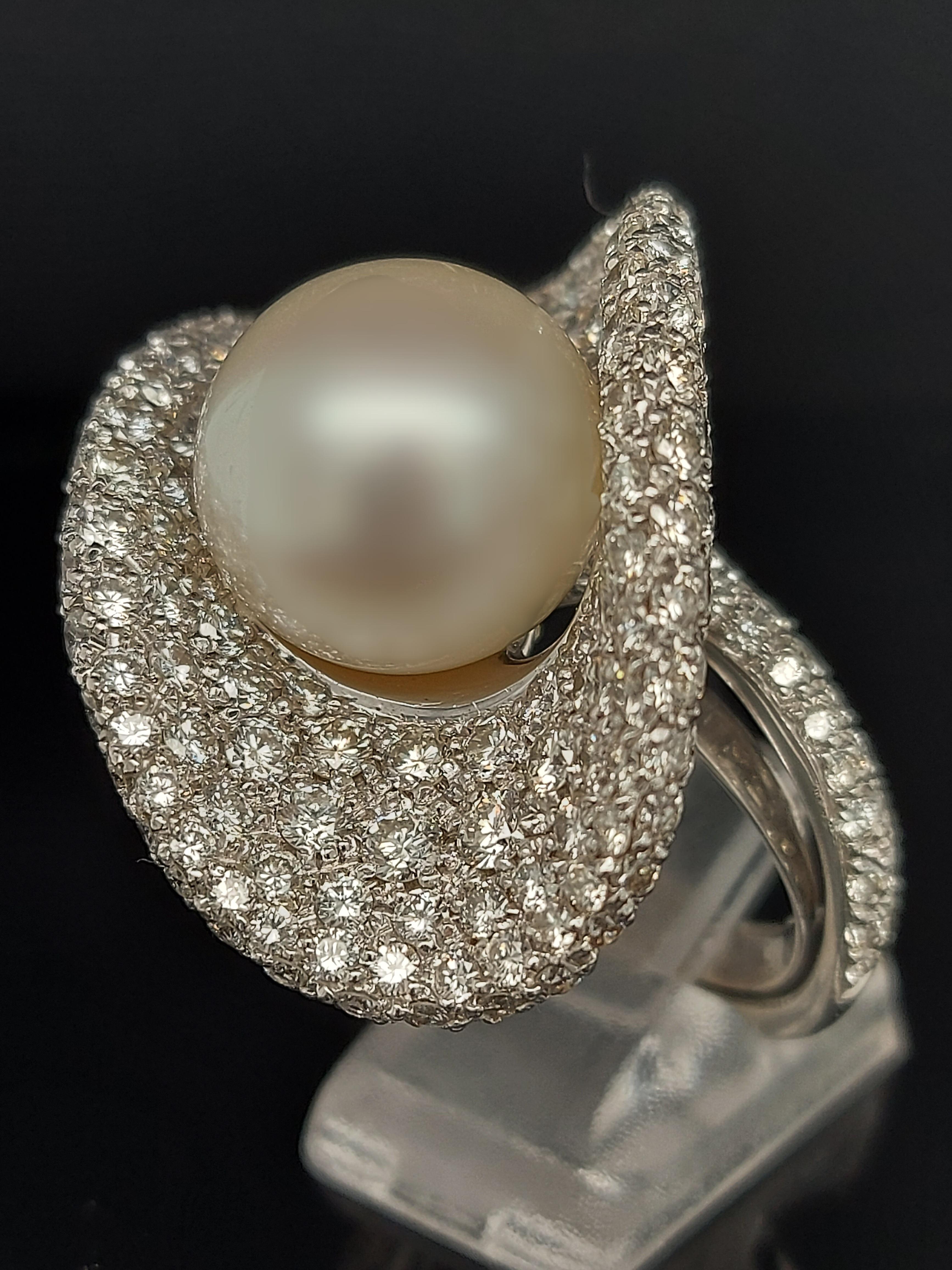 Magnificent 18 Karat White Gold Ring with 14.5 Carat Diamonds and a Big Pearl For Sale 1