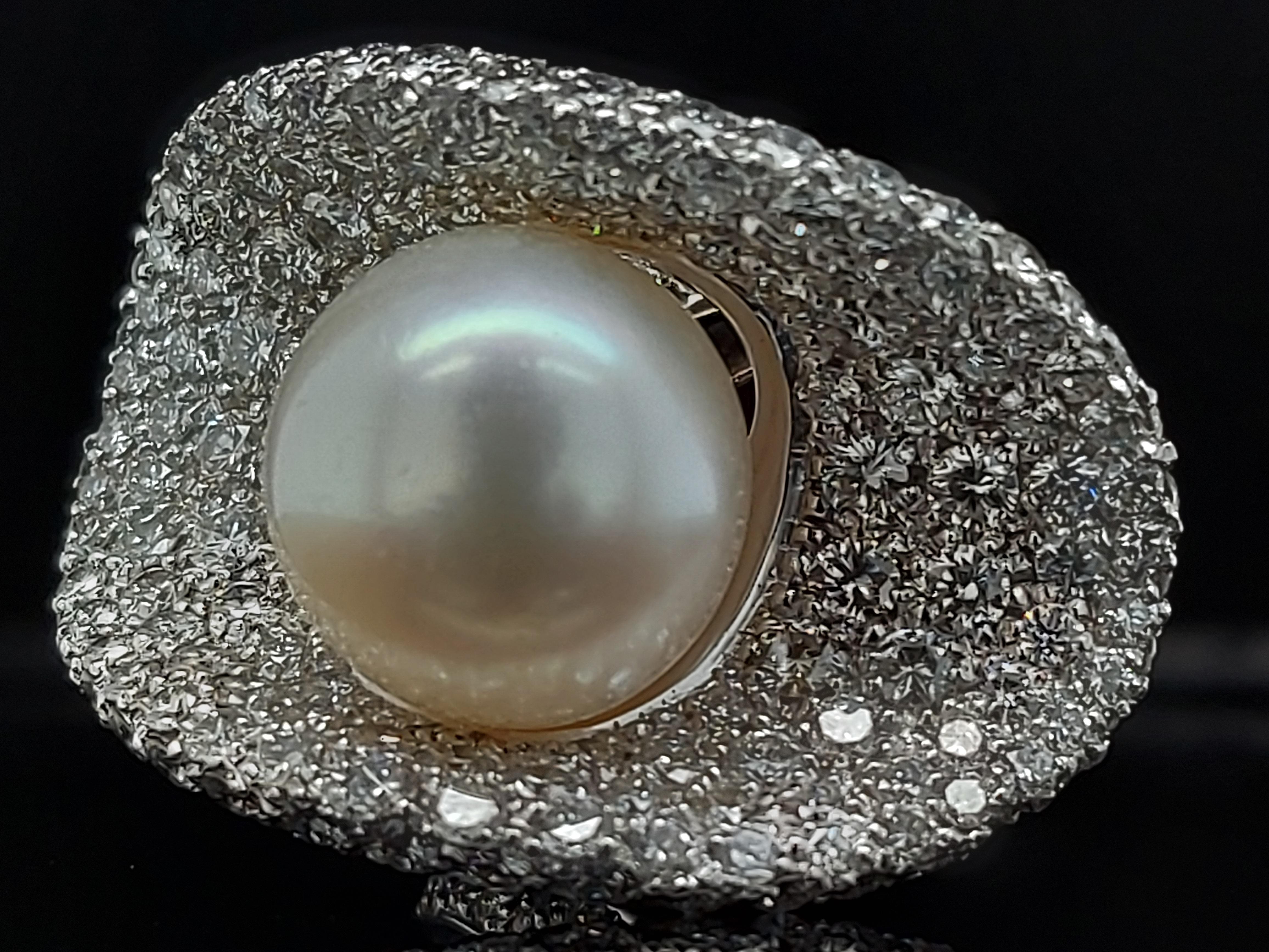 Magnificent 18 Karat White Gold Ring with 14.5 Carat Diamonds and a Big Pearl For Sale 2