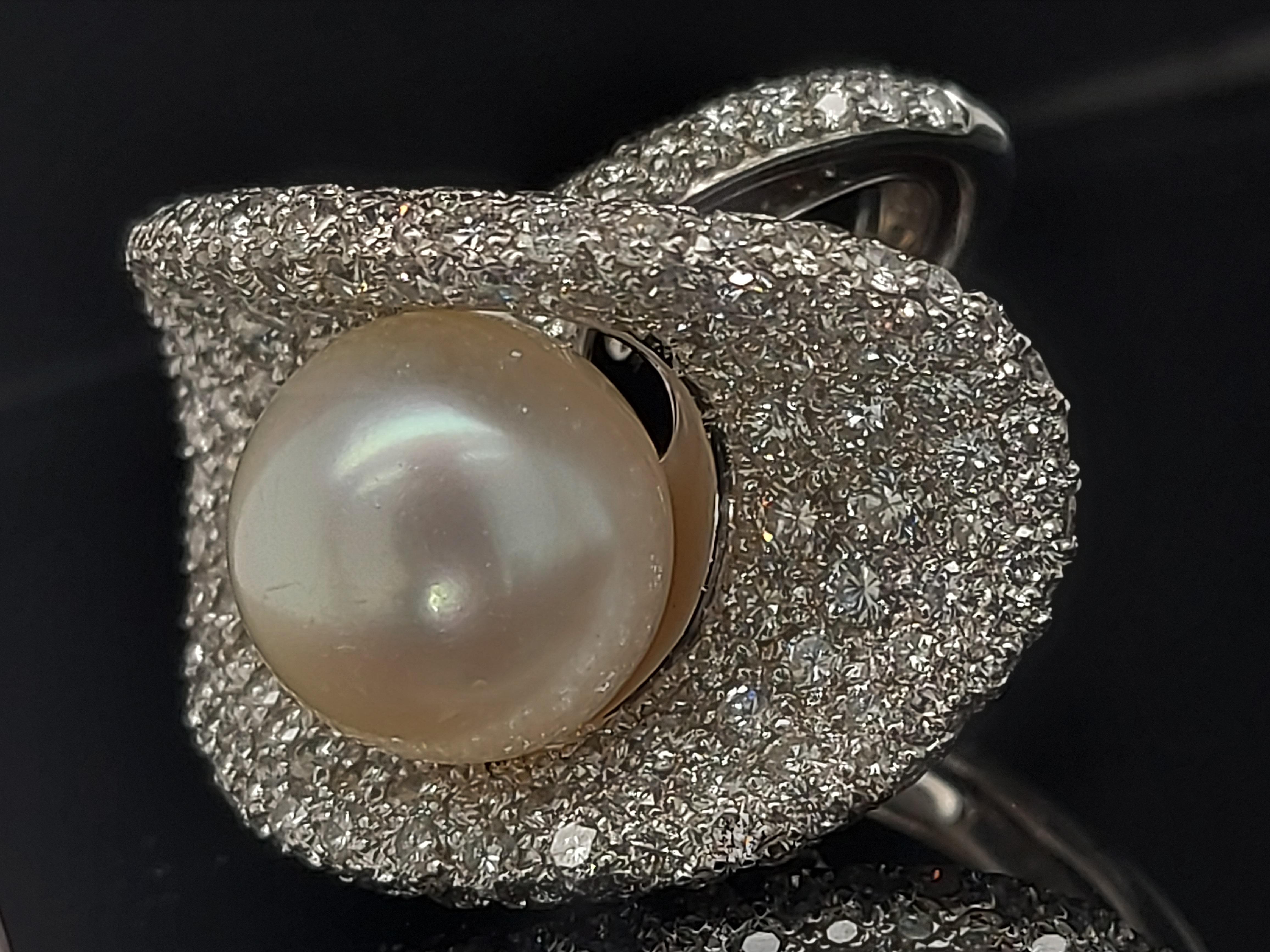 Magnificent 18 Karat White Gold Ring with 14.5 Carat Diamonds and a Big Pearl For Sale 3