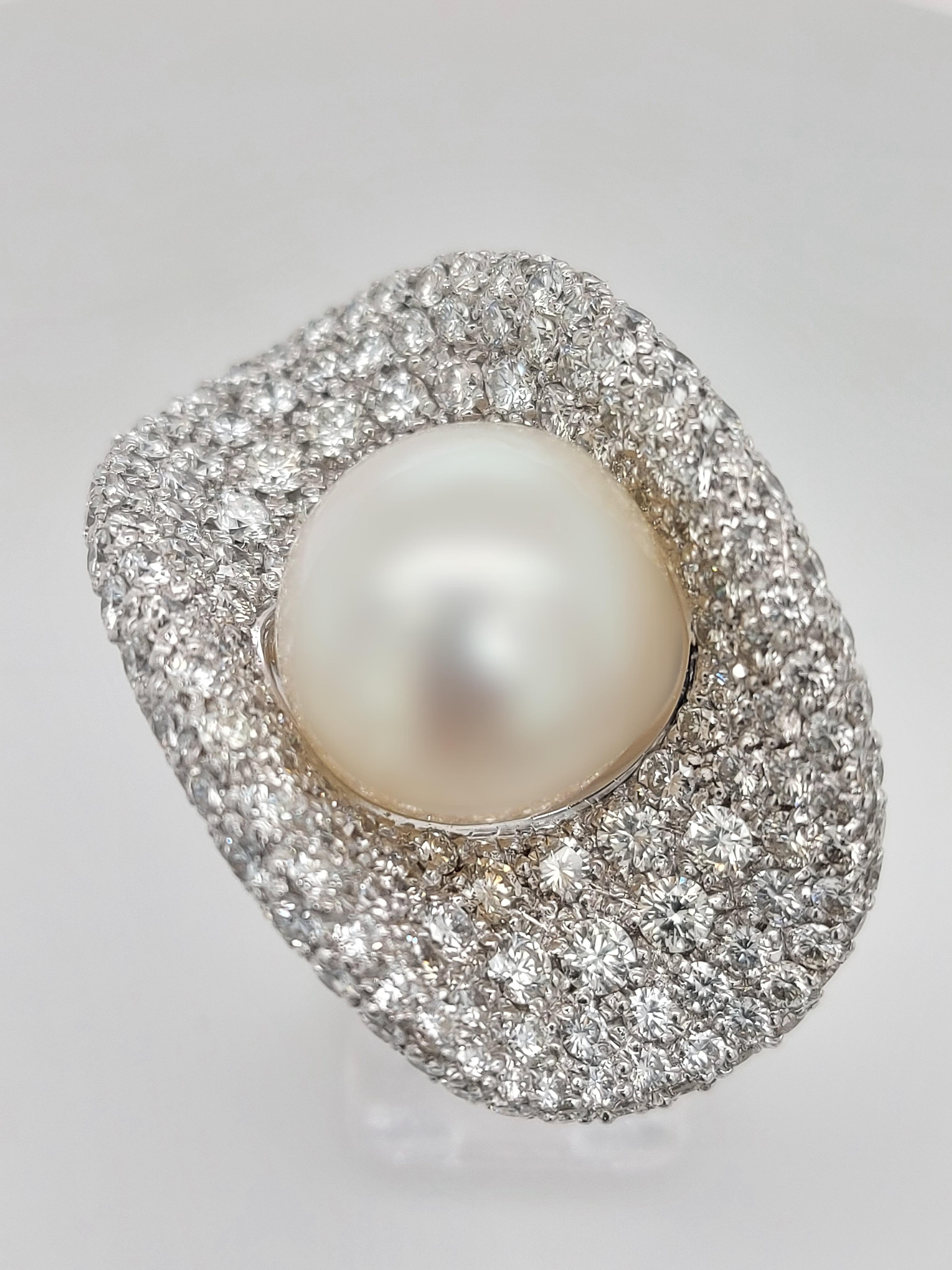Magnificent 18 Karat White Gold Ring with 14.5 Carat Diamonds and a Big Pearl For Sale 4