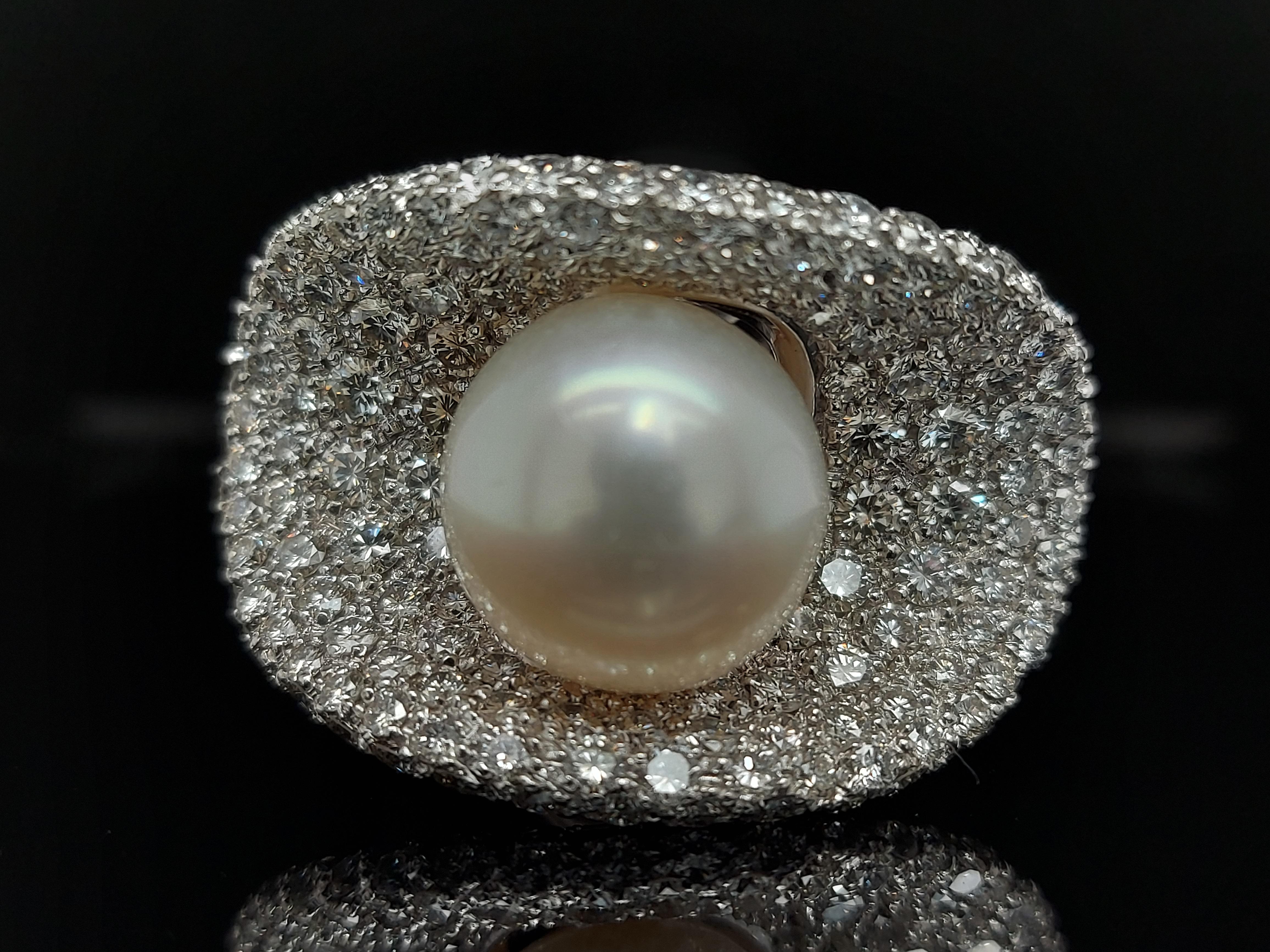 Magnificent 18 Karat White Gold Ring with 14.5 Carat Diamonds and a Big Pearl For Sale 5