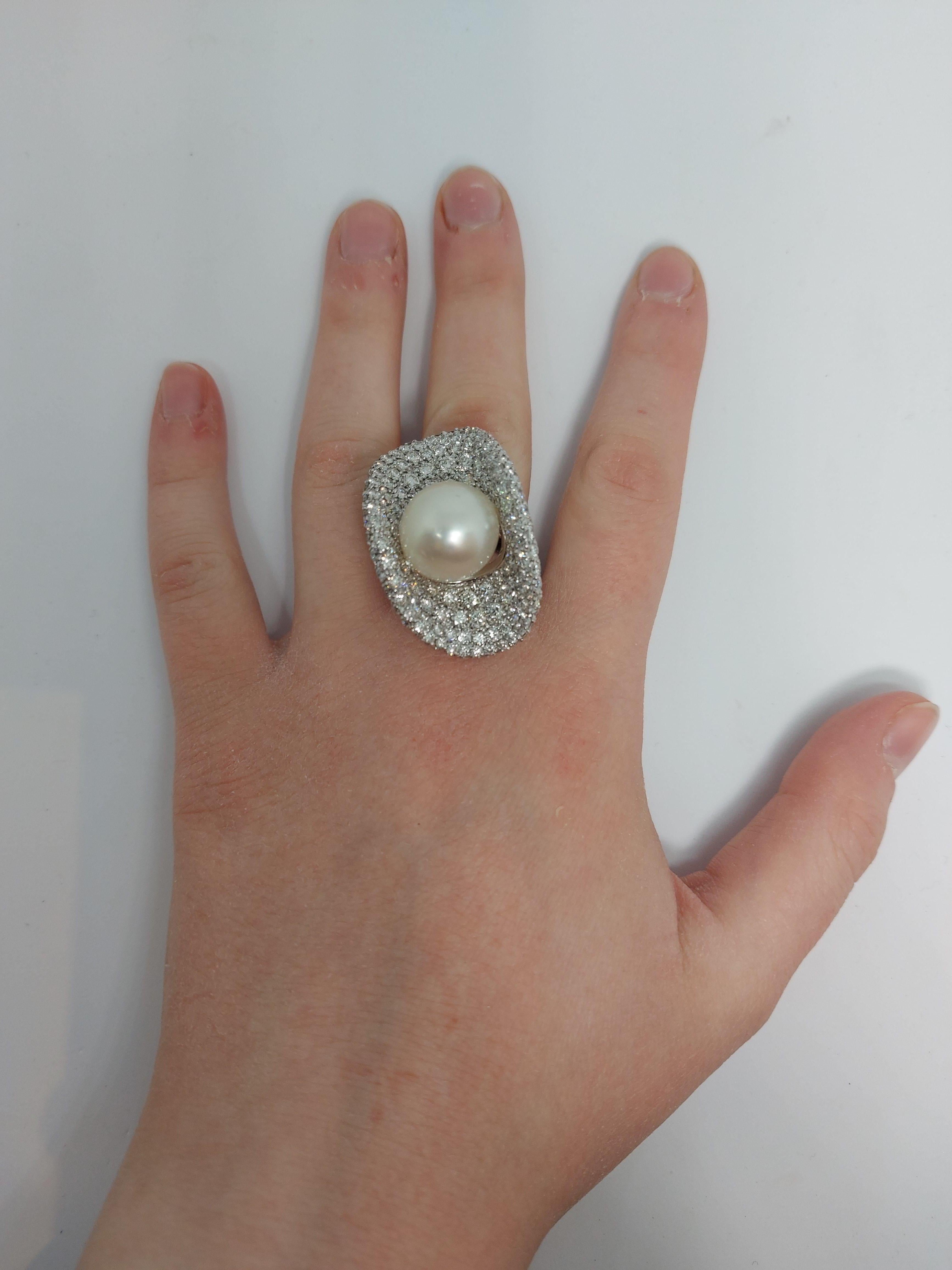 Prächtiger Ring aus 18 Karat Weißgold mit 14,5 Karat Diamanten und einer großen Perle im Angebot 10
