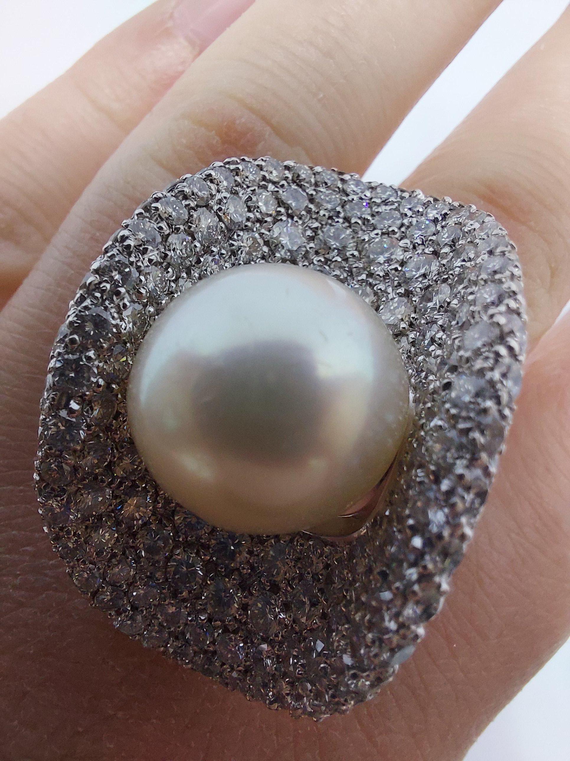 Magnificent 18 Karat White Gold Ring with 14.5 Carat Diamonds and a Big Pearl For Sale 8