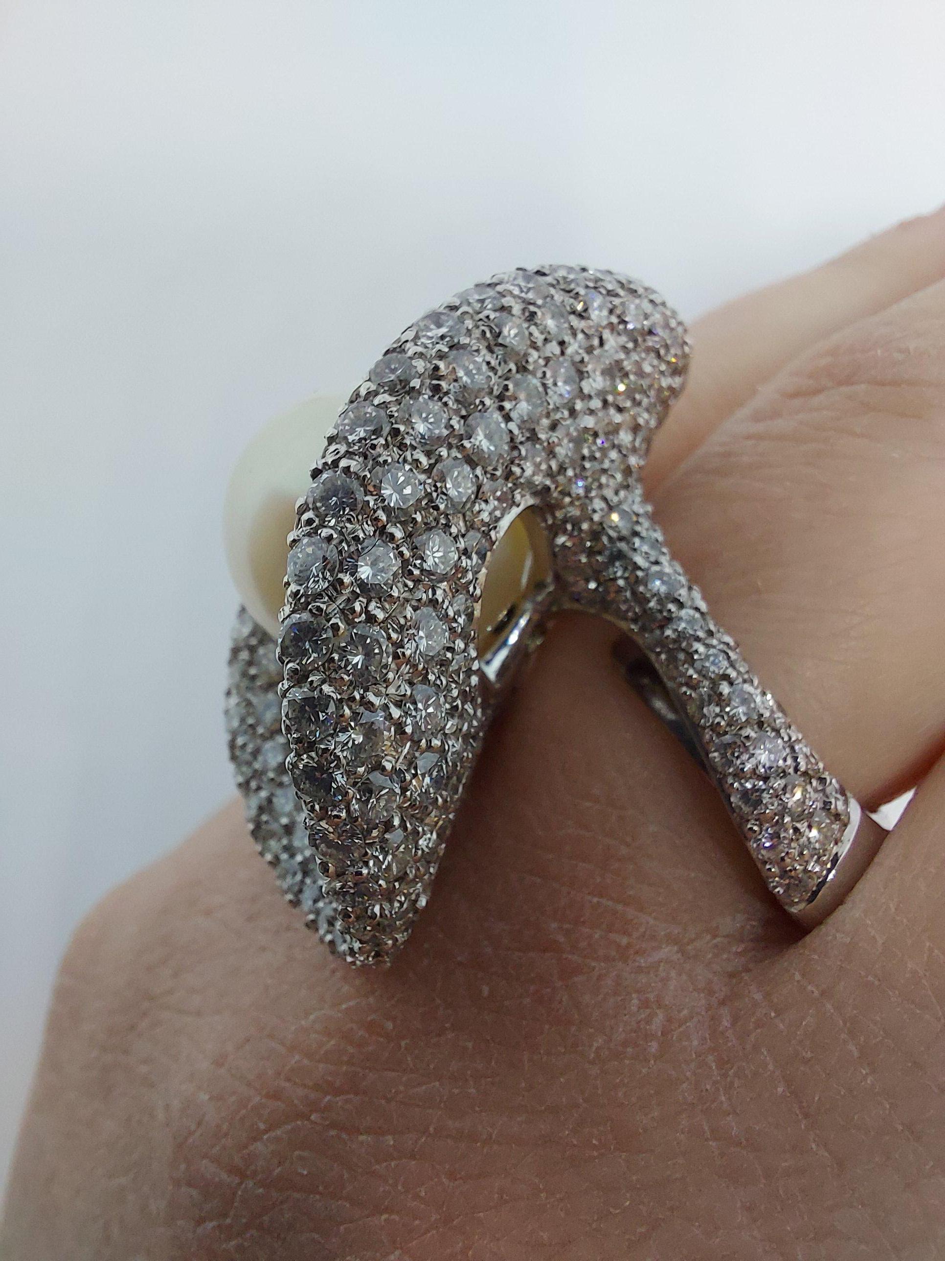 Prächtiger Ring aus 18 Karat Weißgold mit 14,5 Karat Diamanten und einer großen Perle im Angebot 12
