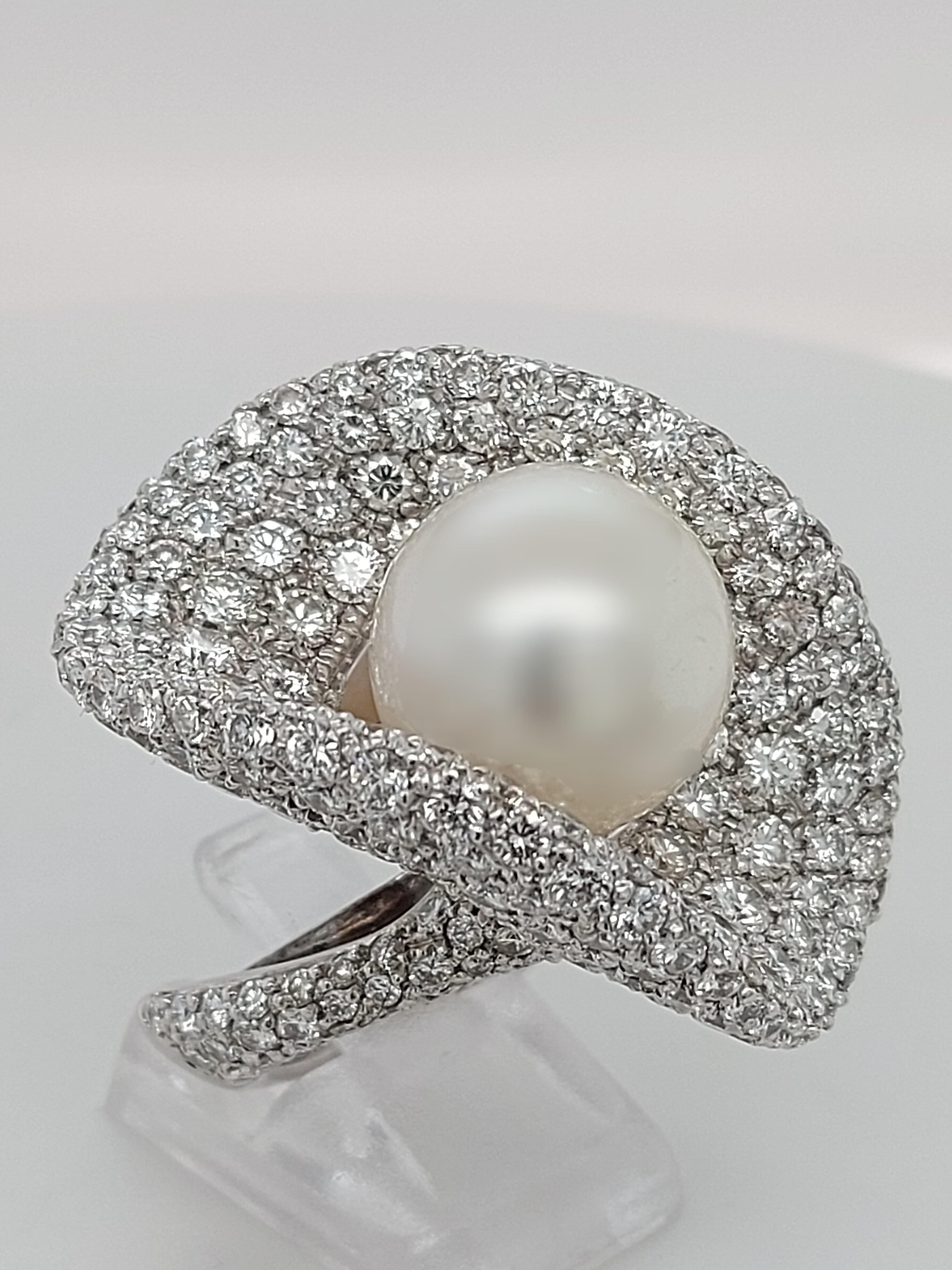 Magnificent 18kt white gold ring with diamonds and a big South Sea 14.3 mm pearl

Diamonds: 350 brilliant cut diamonds, Total :  Ca. 14.50 Carat of Top color and clarity diamonds.

Pearl: South Sea 14.3 mm

Material: 18kt solid white gold

Total
