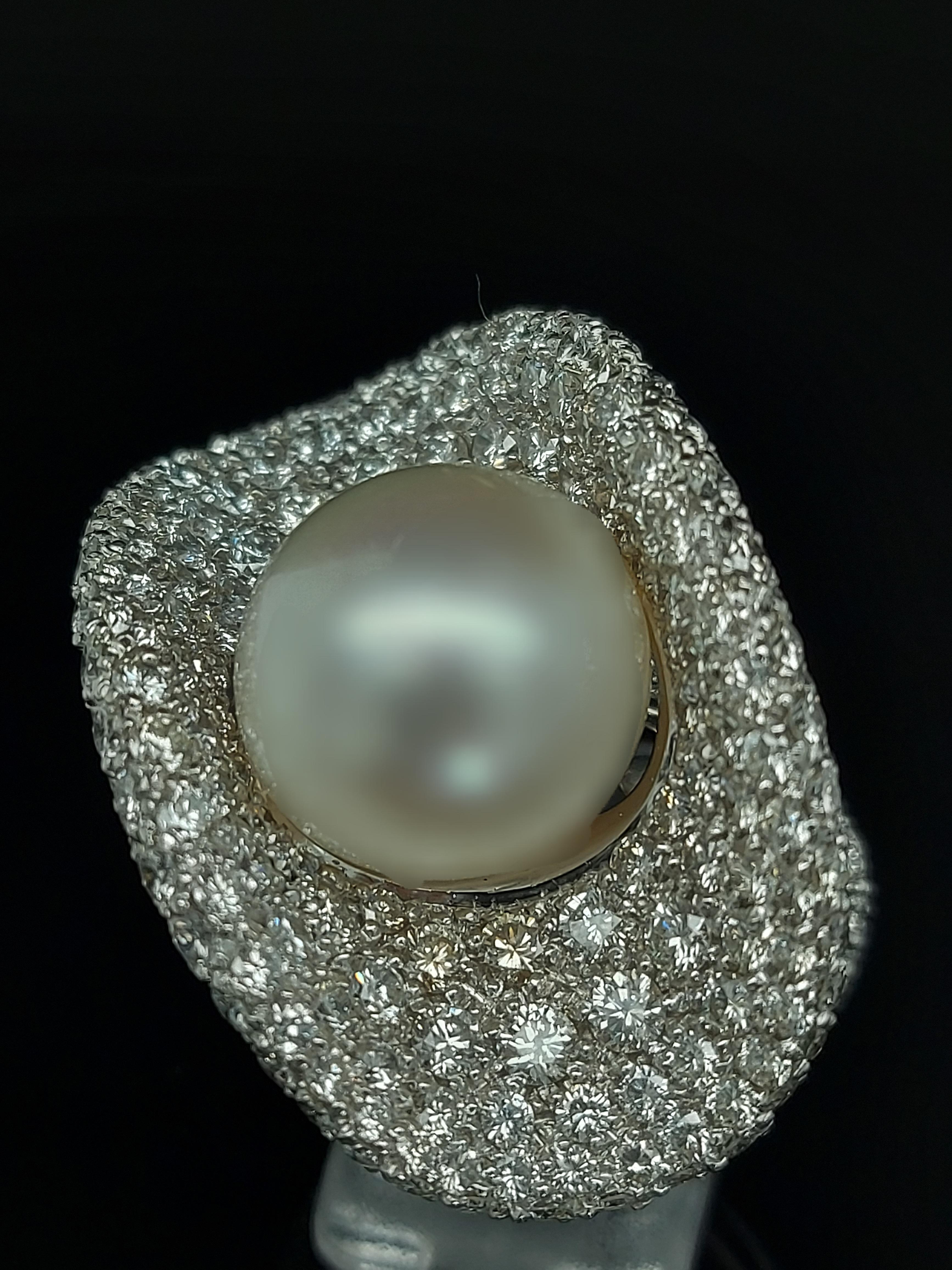 Prächtiger Ring aus 18 Karat Weißgold mit 14,5 Karat Diamanten und einer großen Perle (Zeitgenössisch) im Angebot