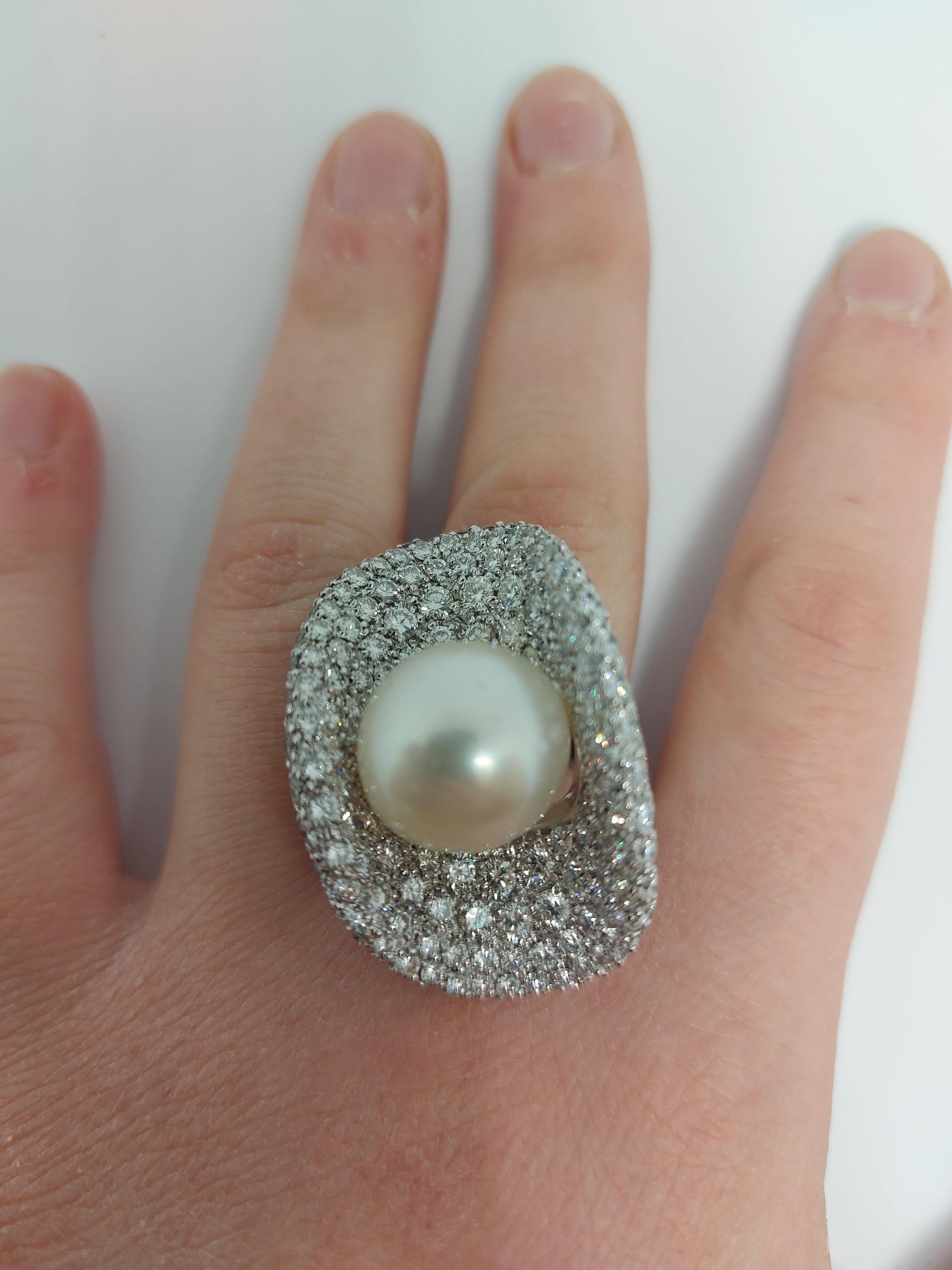 Prächtiger Ring aus 18 Karat Weißgold mit 14,5 Karat Diamanten und einer großen Perle (Brillantschliff) im Angebot