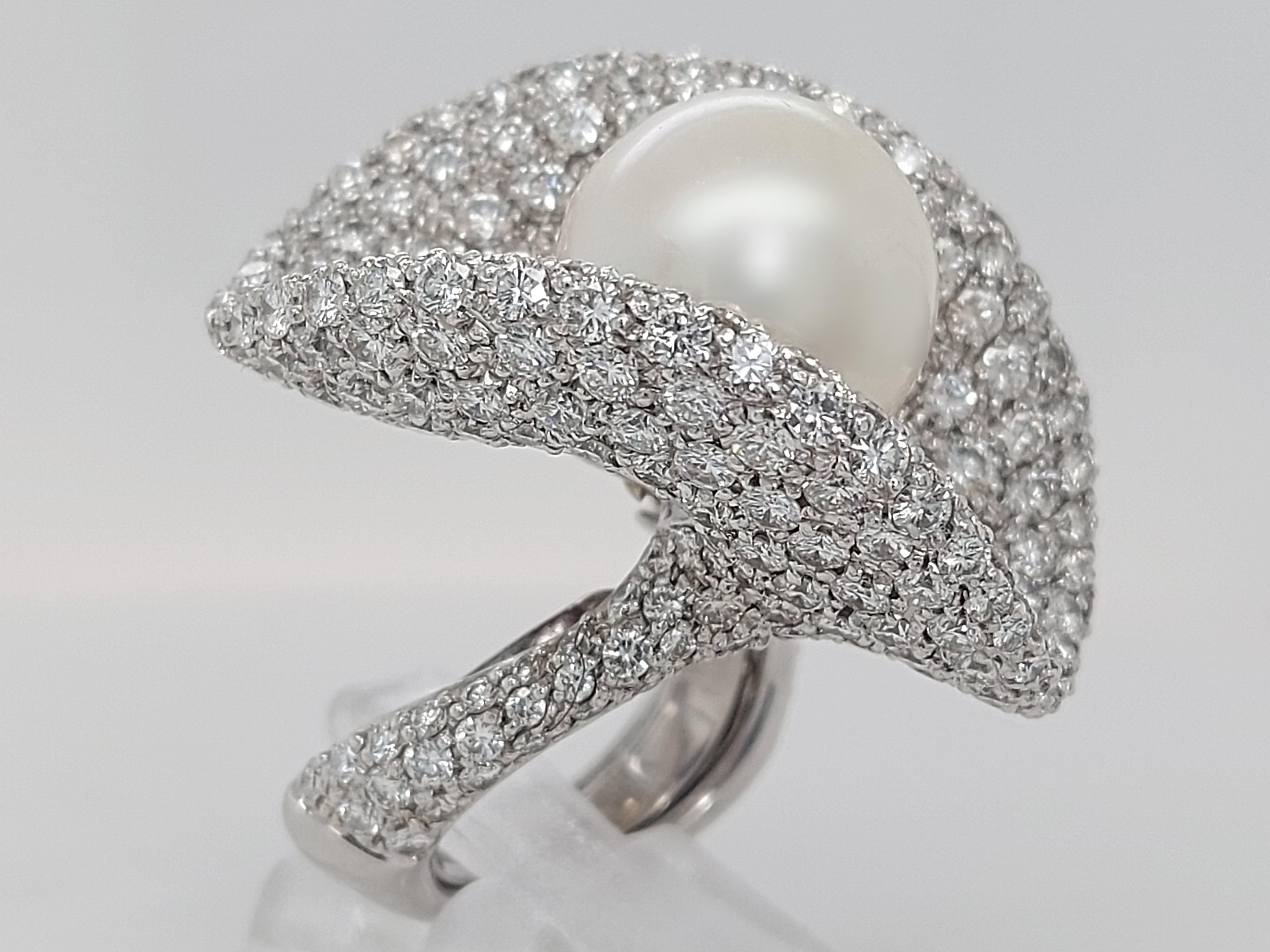 Contemporary Magnificent 18 Karat White Gold Ring with 14.5 Carat Diamonds and a Big Pearl For Sale
