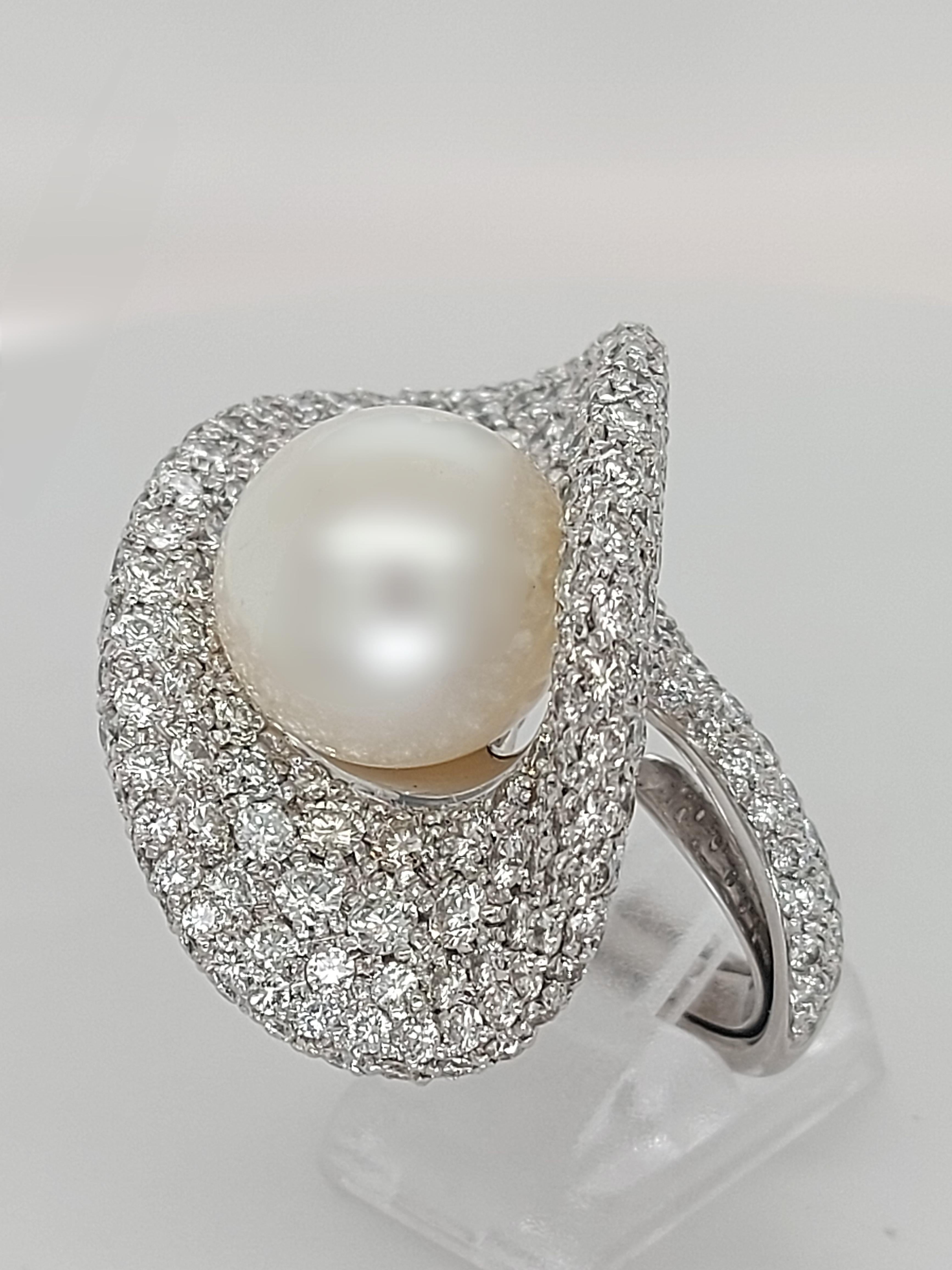 Brilliant Cut Magnificent 18 Karat White Gold Ring with 14.5 Carat Diamonds and a Big Pearl For Sale