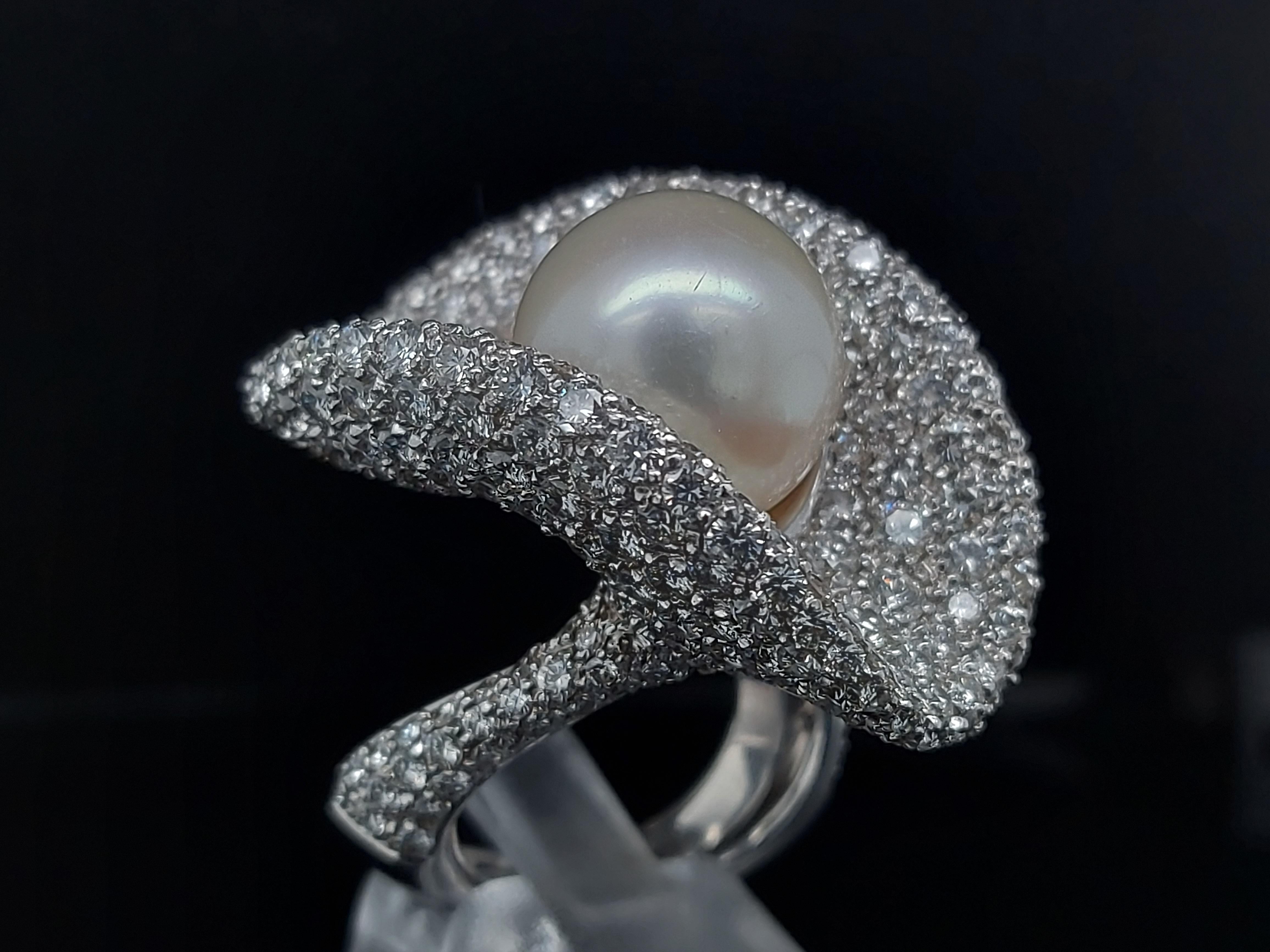 Magnificent 18 Karat White Gold Ring with 14.5 Carat Diamonds and a Big Pearl In New Condition For Sale In Antwerp, BE