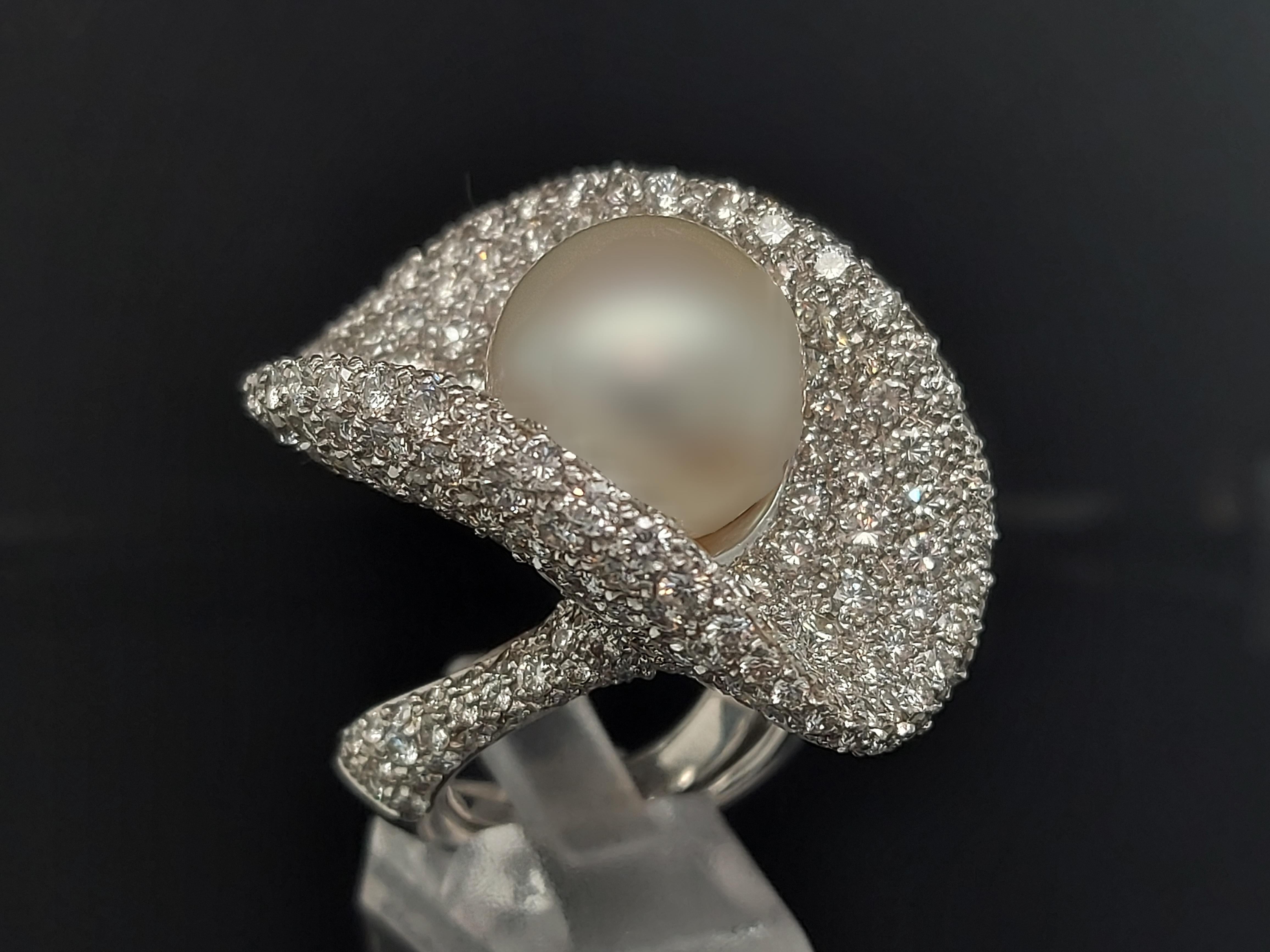 Women's or Men's Magnificent 18 Karat White Gold Ring with 14.5 Carat Diamonds and a Big Pearl For Sale