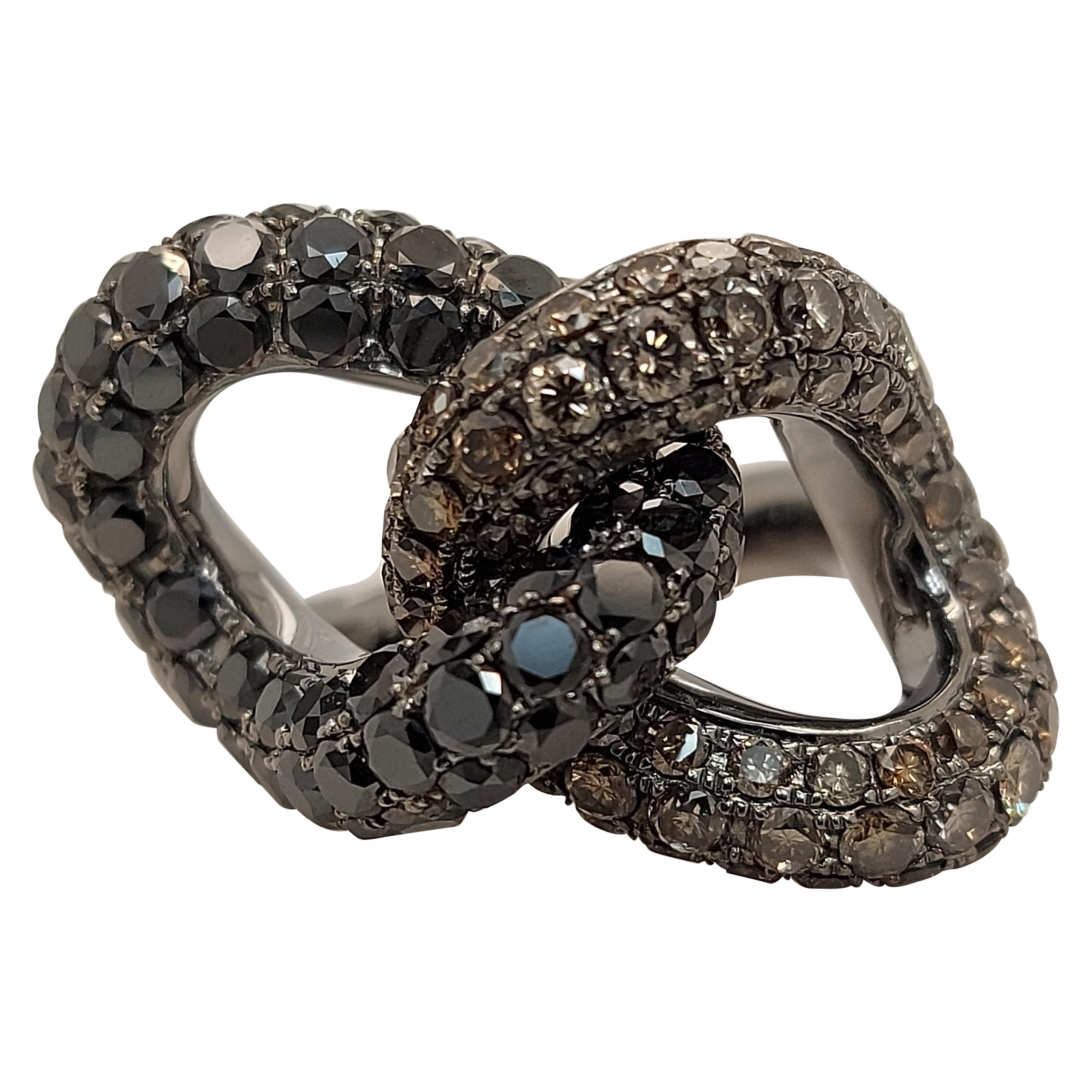 Magnifique bague en or blanc 18 carats avec 5,3 carats de diamants noirs et cognac, Black Rodiu en vente