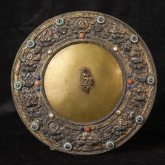 Magnífico espejo tántrico tibetano de cobre y bronce fundido del siglo XVIII/XIX o anterior