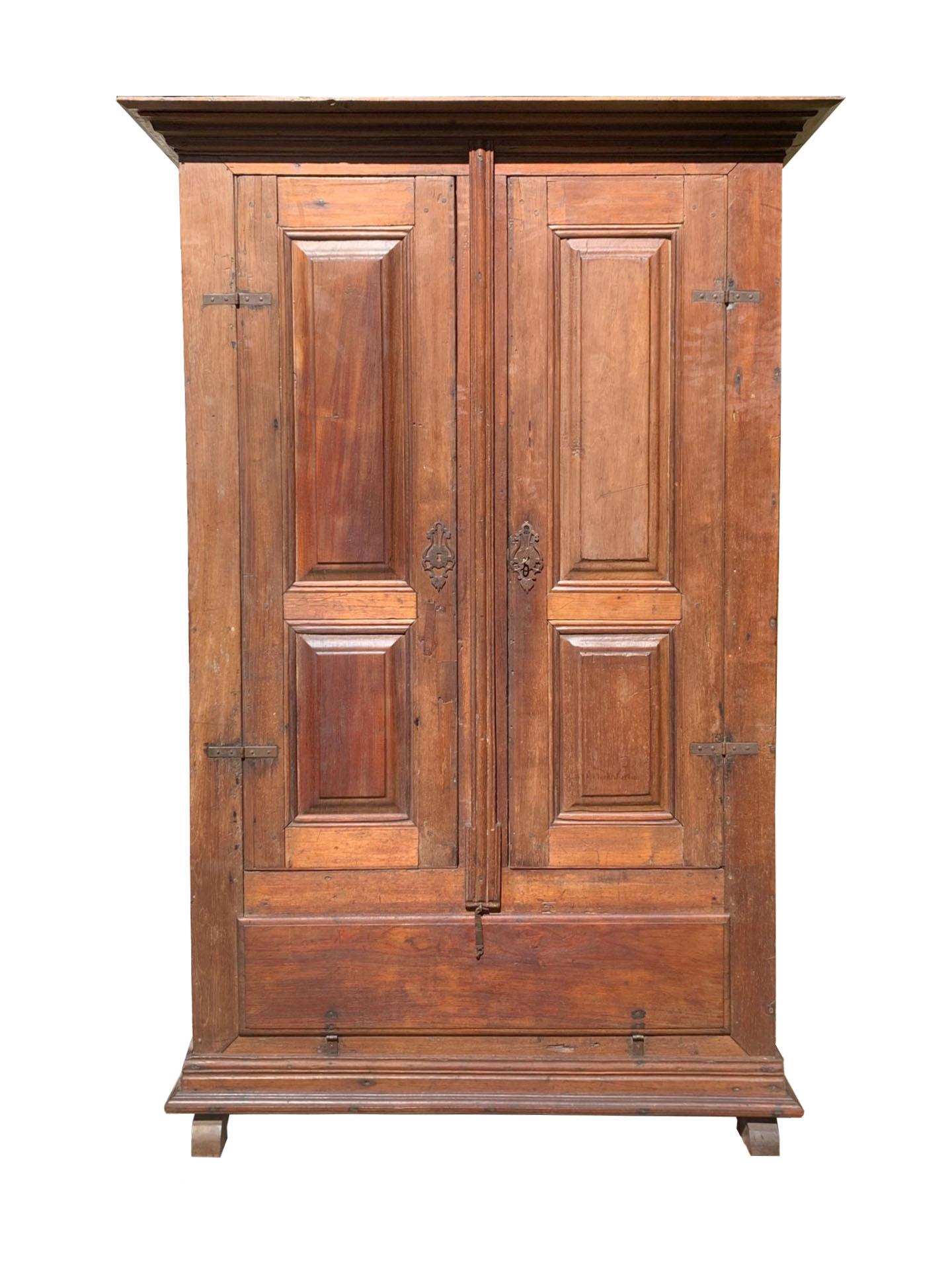 Cette exquise armoire brésilienne du XVIIIe siècle, vers 1780-1790, provenant d'une plantation historique de canne à sucre, porte en elle le riche héritage du Brésil colonial. Fabriqué en bois massif, il présente une patine naturelle qui reflète des