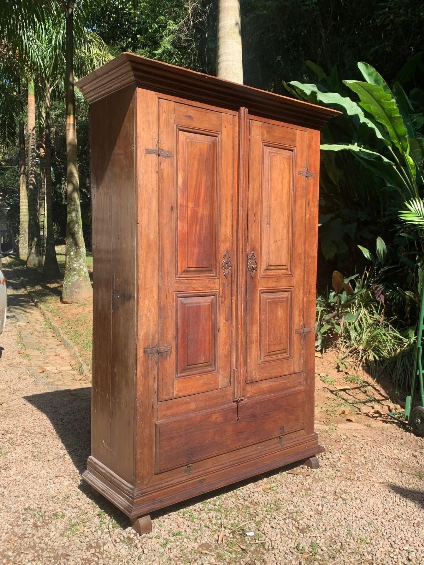 Sculpté à la main Magnifique armoire coloniale du Brésil du 18ème siècle en vente