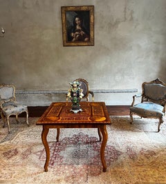 Magnífica mesa de juego barroca con incrustaciones de madera detallada del siglo XVIII ca 1780