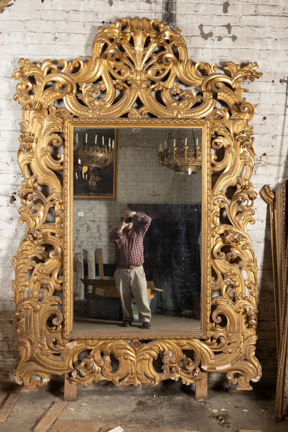 italien Magnifique miroir Florentine du 18e siècle, richement sculpté, à grandes feuilles d'or en vente