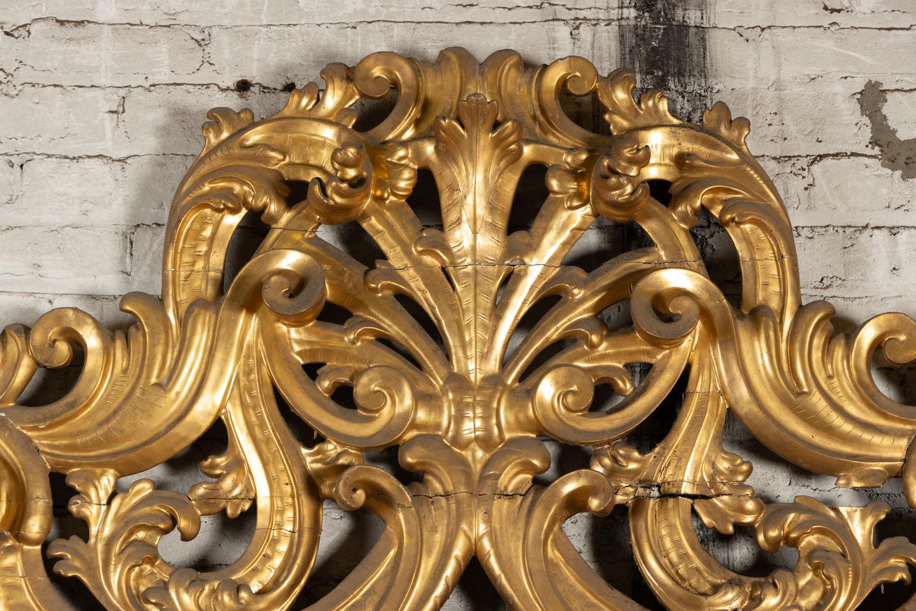 Magnifique miroir Florentine du 18e siècle, richement sculpté, à grandes feuilles d'or Bon état - En vente à New Orleans, LA