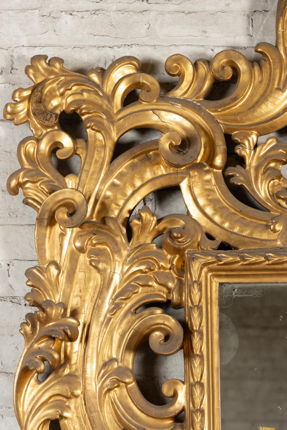 XVIIIe siècle et antérieur Magnifique miroir Florentine du 18e siècle, richement sculpté, à grandes feuilles d'or en vente