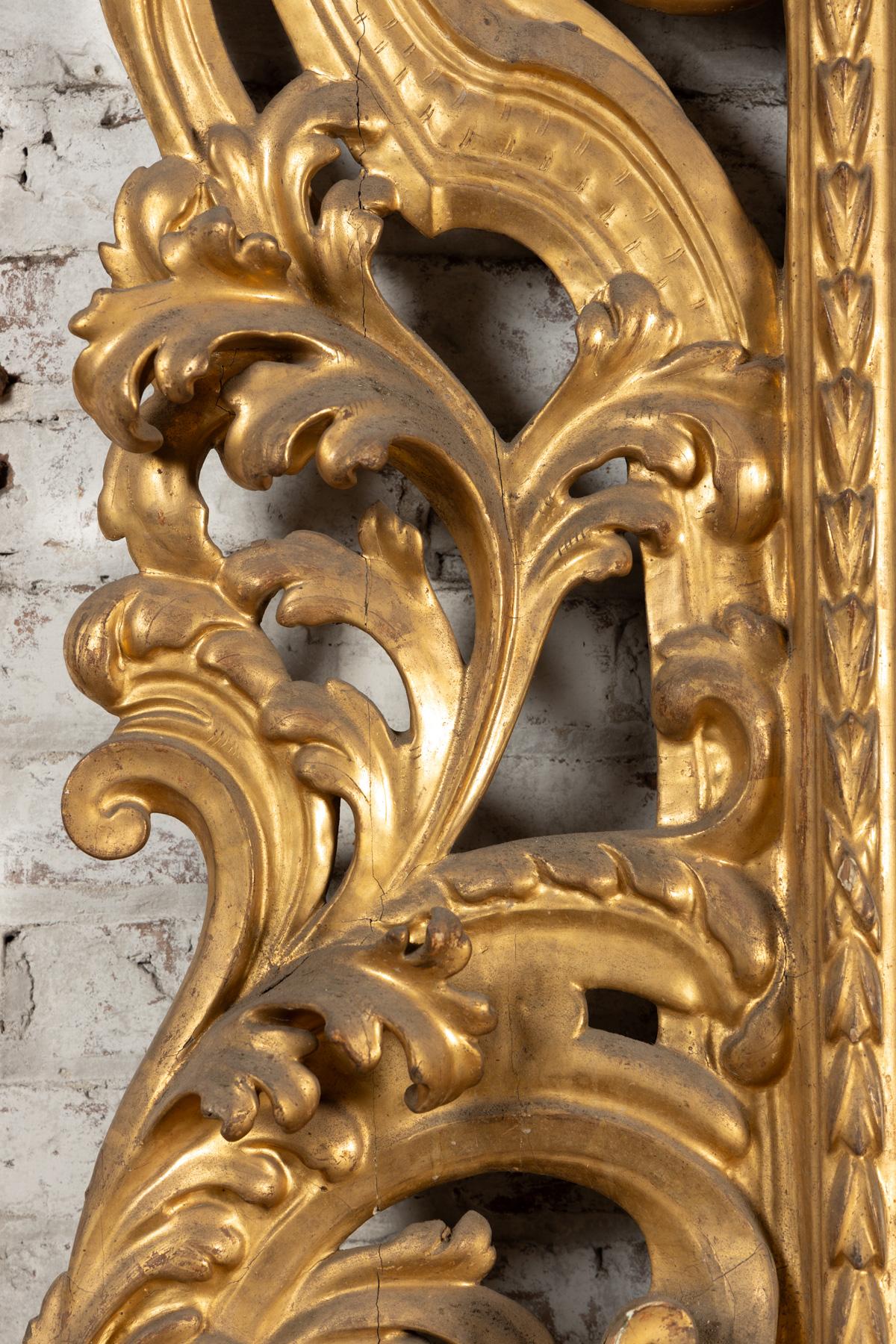 Feuille d'or Magnifique miroir Florentine du 18e siècle, richement sculpté, à grandes feuilles d'or en vente