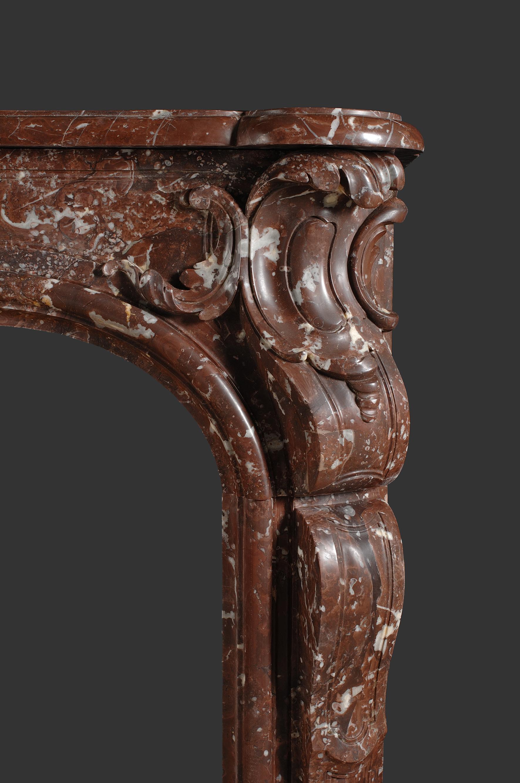 Prächtiger Marmorkamin im Louis-XV-Stil aus dem 18. Jahrhundert im Zustand „Gut“ im Angebot in Brussel, BE