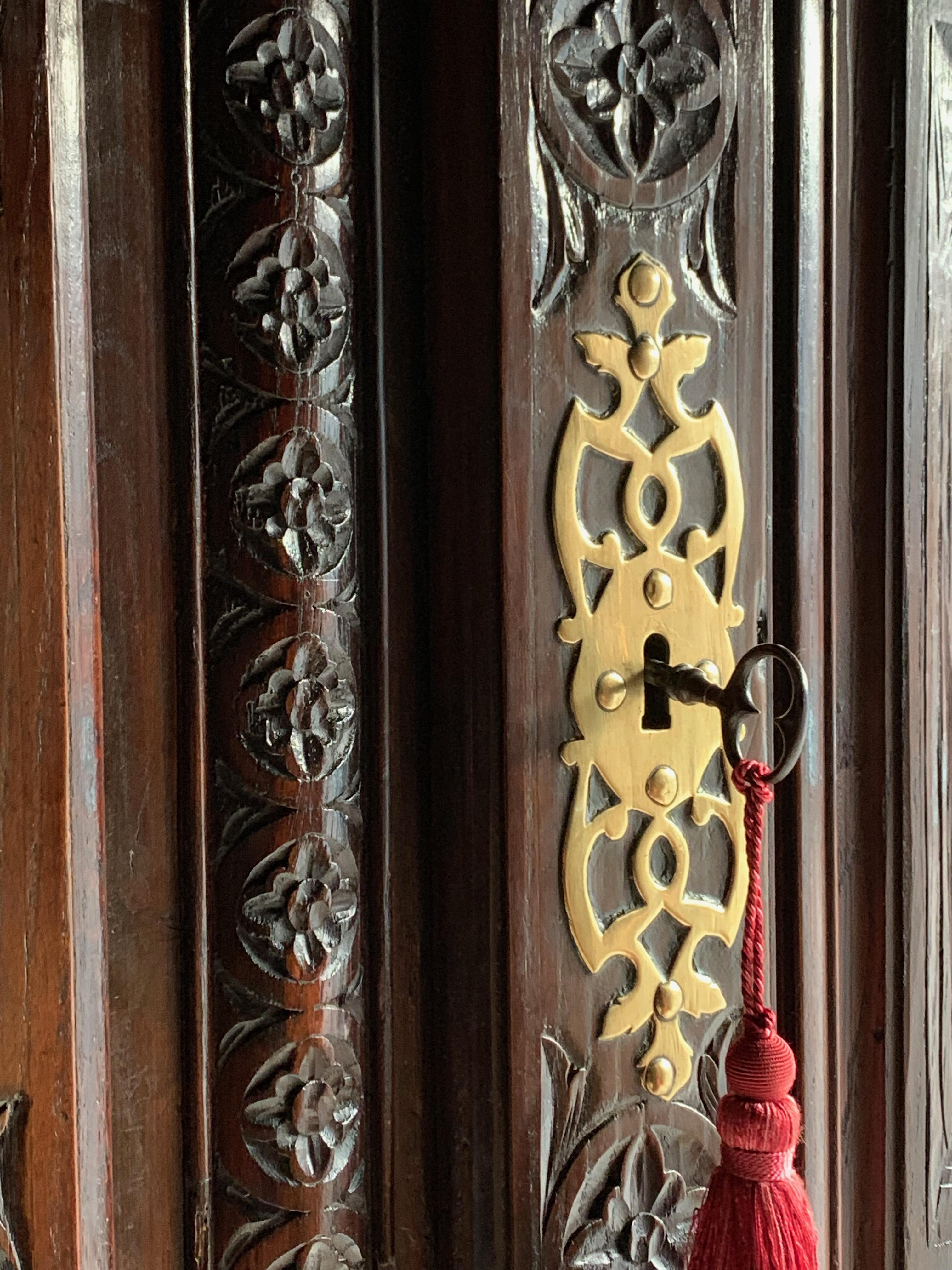 Magnificent 18th Century Oak Cupboard Armoire Heavily Carved, circa 1740 In Good Condition In Longdon, Tewkesbury