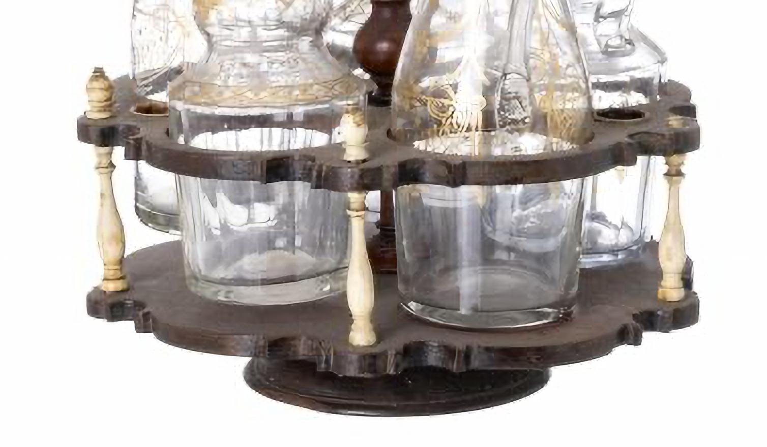 Artisanat portugais du XVIIIe siècle
avec des burettes en verre décorées de 