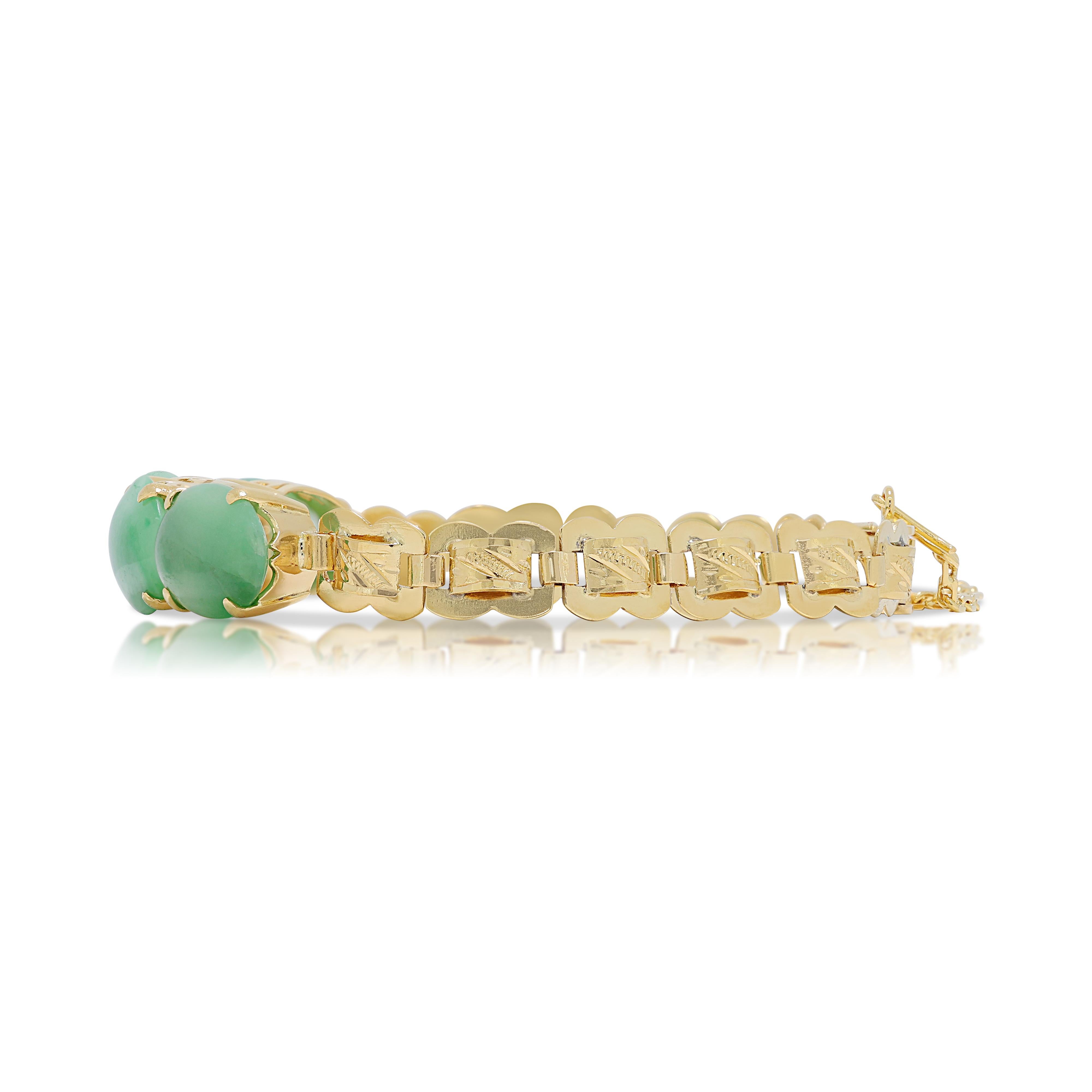 Magnificent 19.17ct Jade-Cabochon Bracelet in 22k Yellow Gold In Excellent Condition In רמת גן, IL