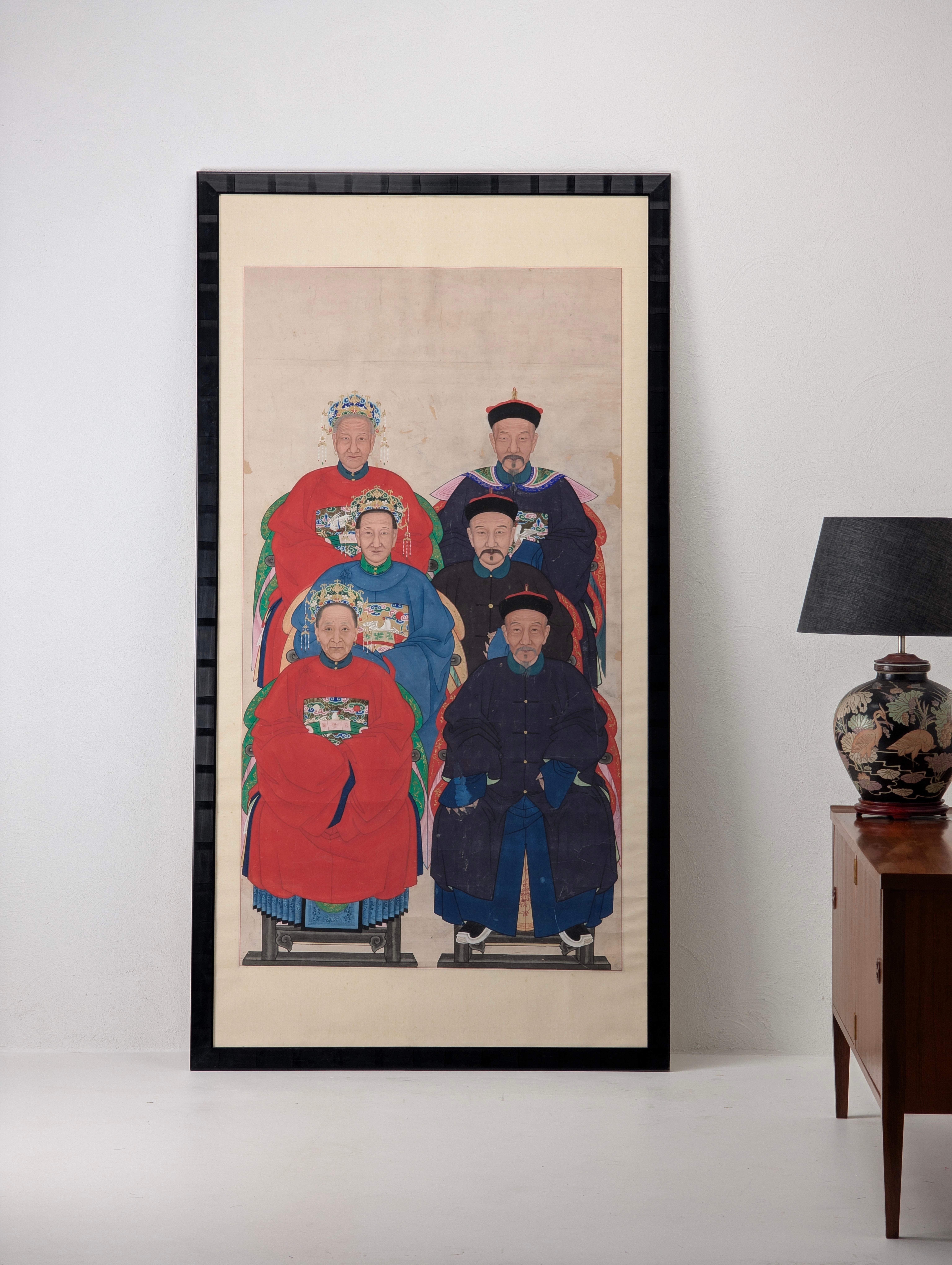 Un aperçu captivant de la dernière ère impériale de la Chine.

Cet exceptionnel portrait ancestral chinois à l'aquarelle du XIXe siècle représente trois générations ou couples d'une famille noble de la cour des Qing. Réalisée à l'aquarelle et à la