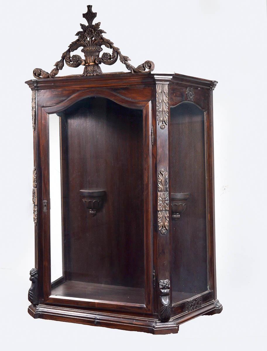 Questo squisito santuario brasiliano della metà del XIX secolo, risalente all'epoca delle opulente piantagioni di caffè, è un capolavoro di arte e funzionalità. Realizzato in pregiato legno duro brasiliano, questo pezzo incarna l'eleganza e la