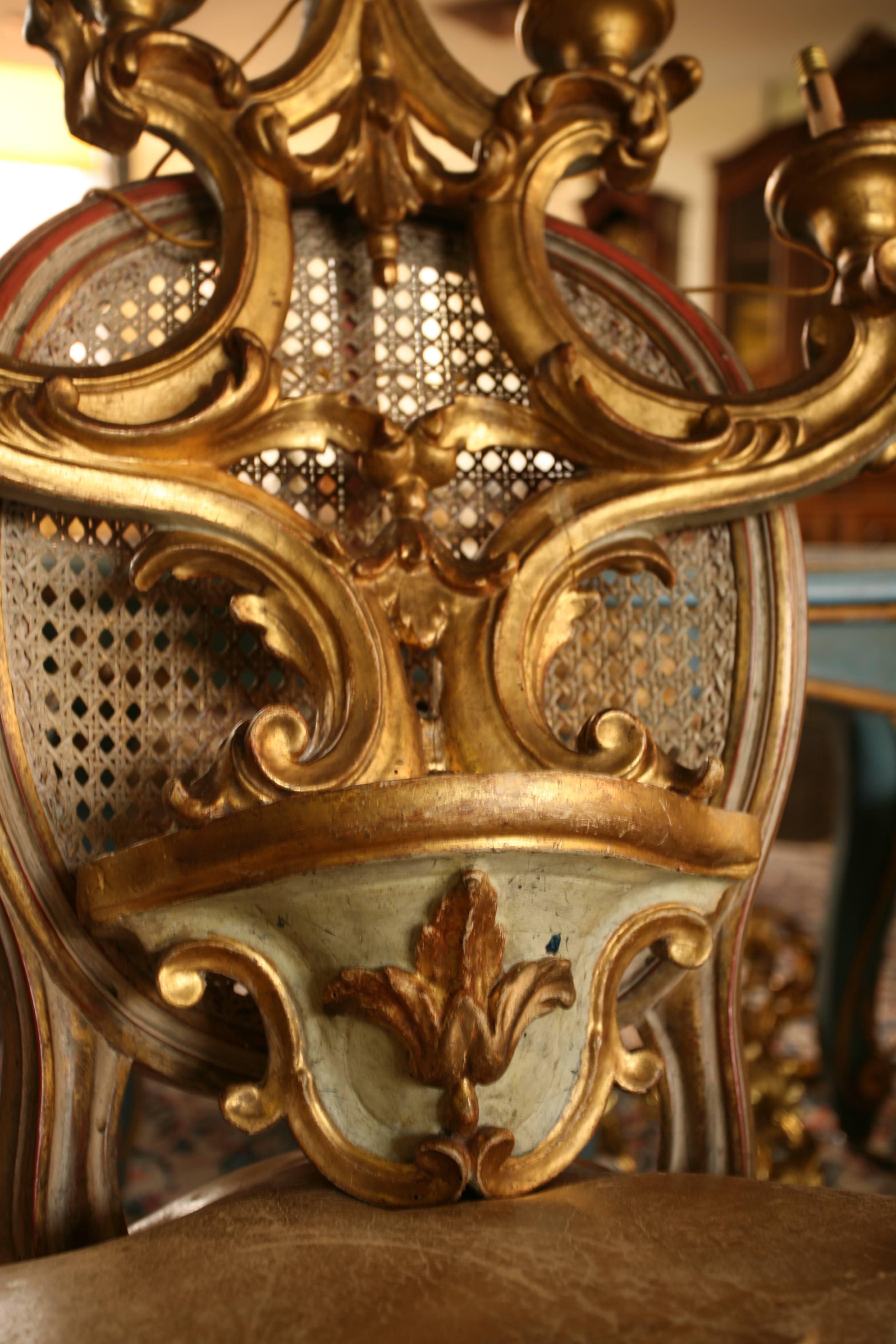 Dieser antike französische Barockleuchter aus handgeschnitztem und bemaltem Goldholz ist für fünf Glühbirnen ausgelegt. 
Frankreich, um 1860.