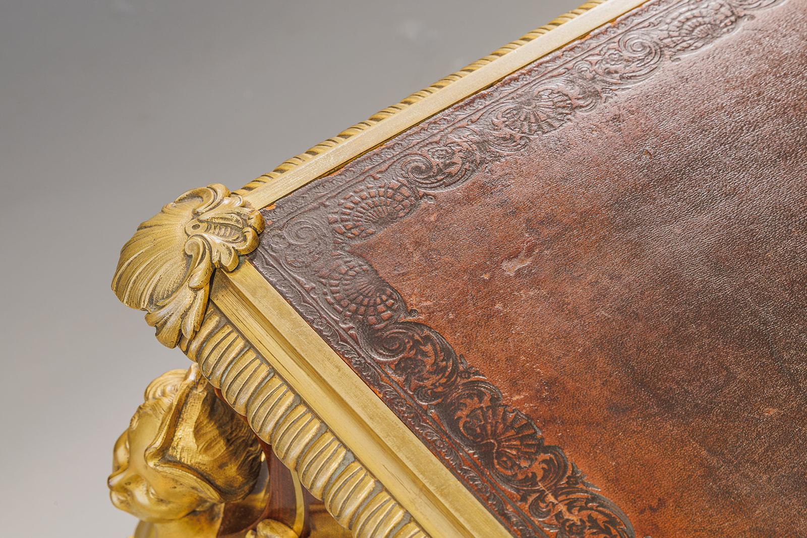 Prächtige französische Louis-XVI-Büroplatte aus dem 19. Jahrhundert, vertrieben von Rinck Paris im Zustand „Gut“ im Angebot in Dallas, TX