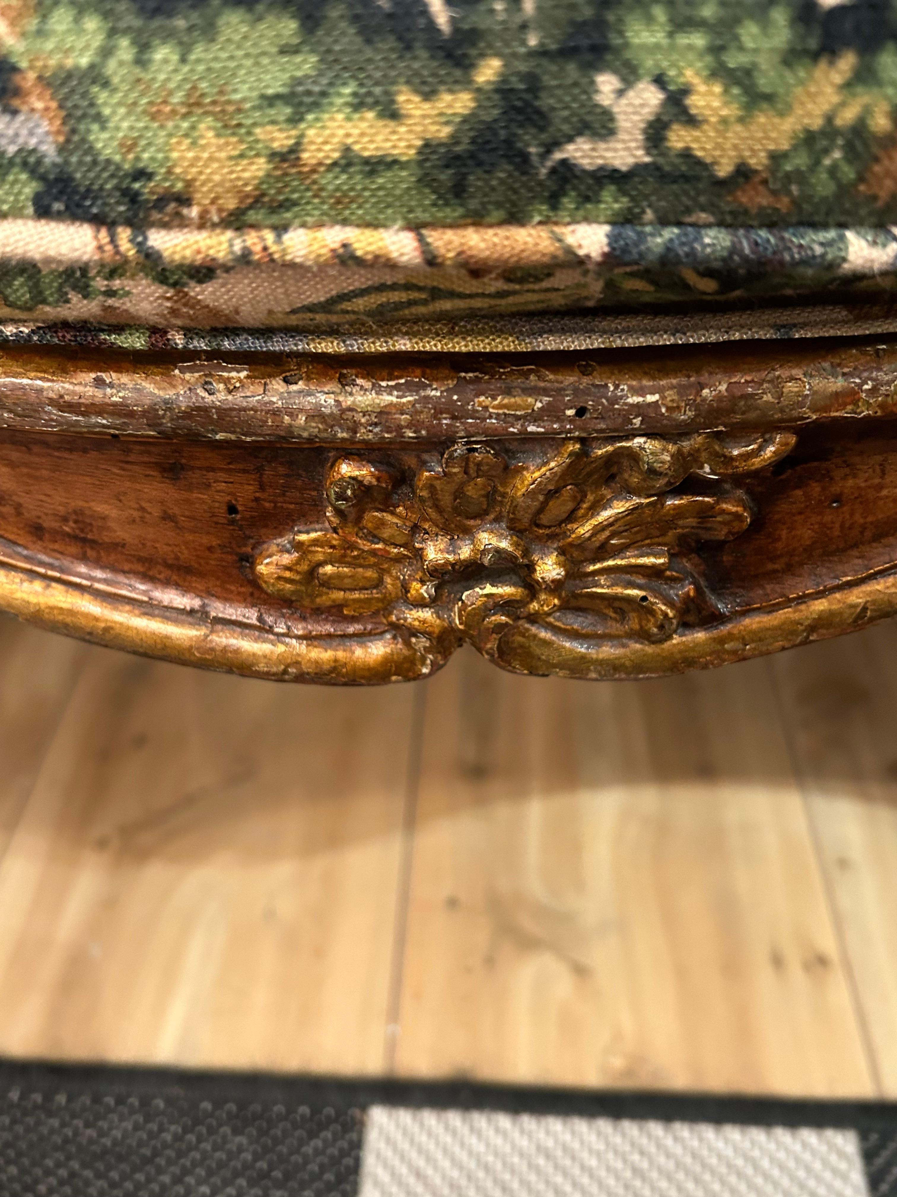Magnifique banquette Louis XVI du 19ème siècle en bois doré avec nouveau tissu d'ameublement Bon état - En vente à Hopewell, NJ