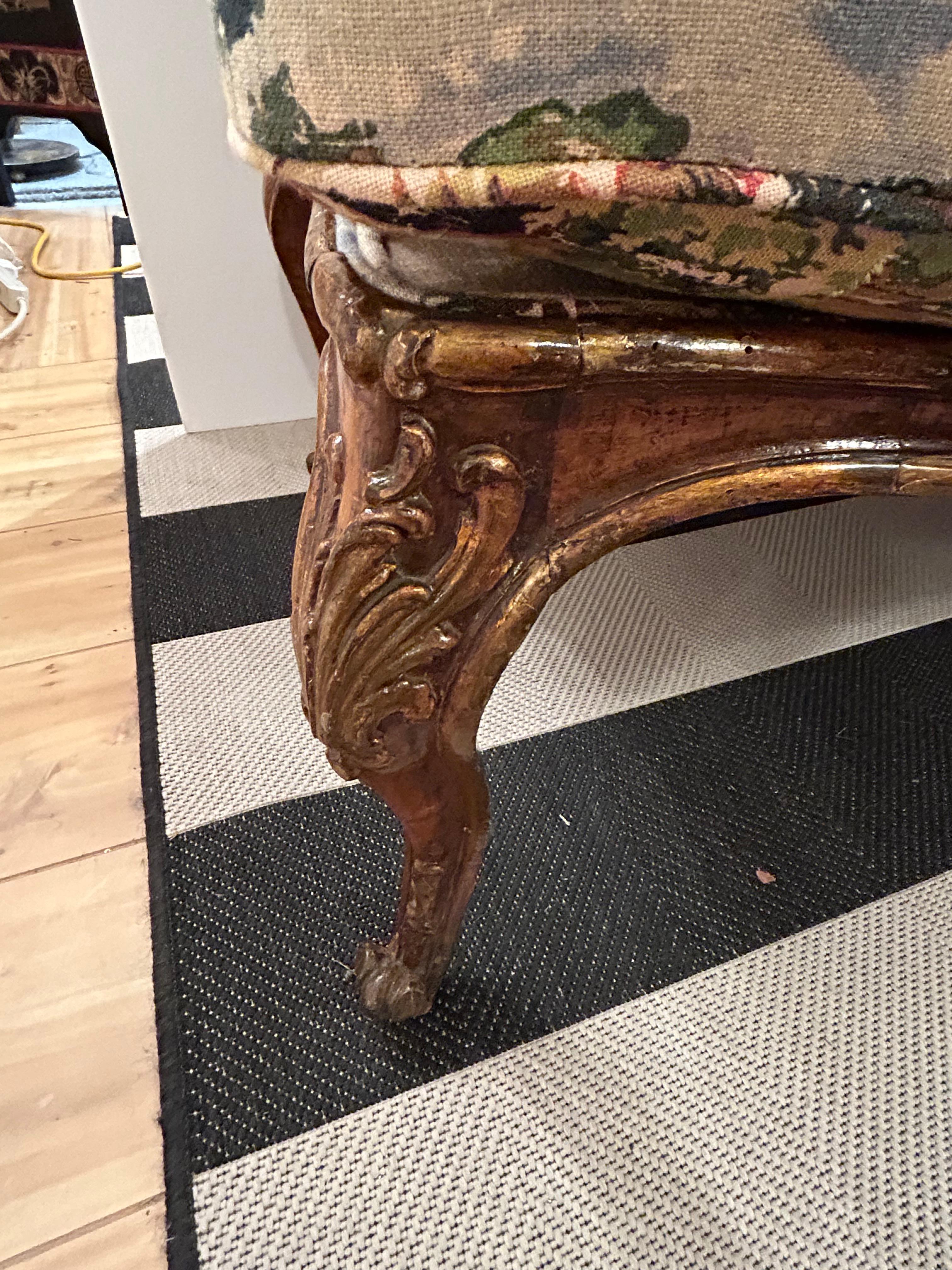 Magnifique banquette Louis XVI du 19ème siècle en bois doré avec nouveau tissu d'ameublement en vente 2